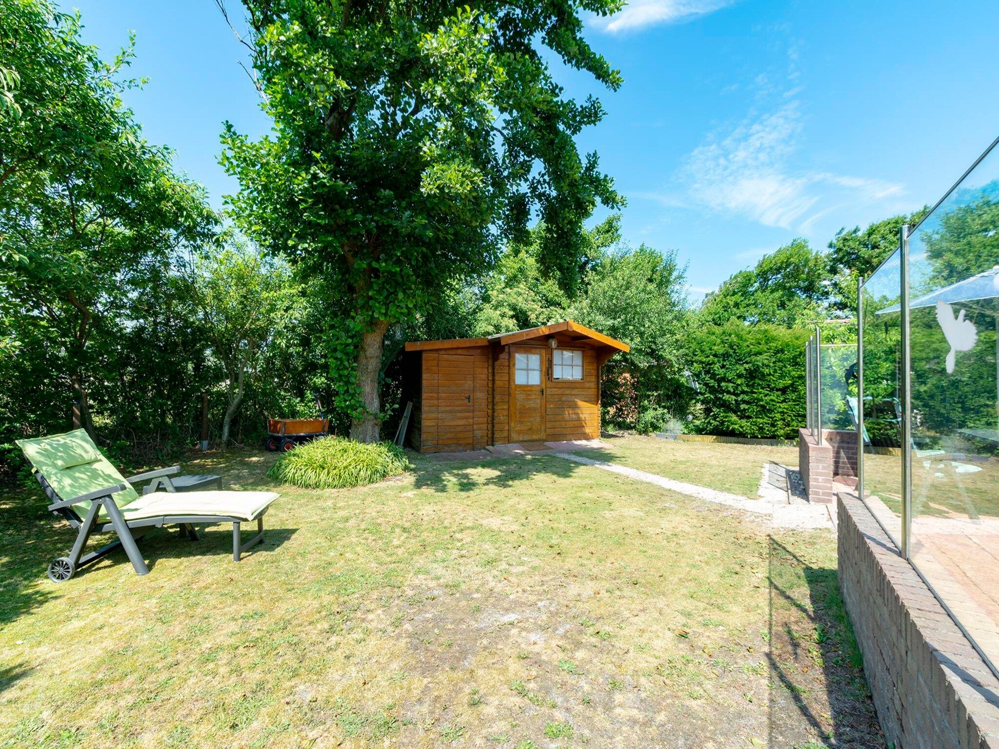 De tuin van Garnekuul 44 in Callantsoog