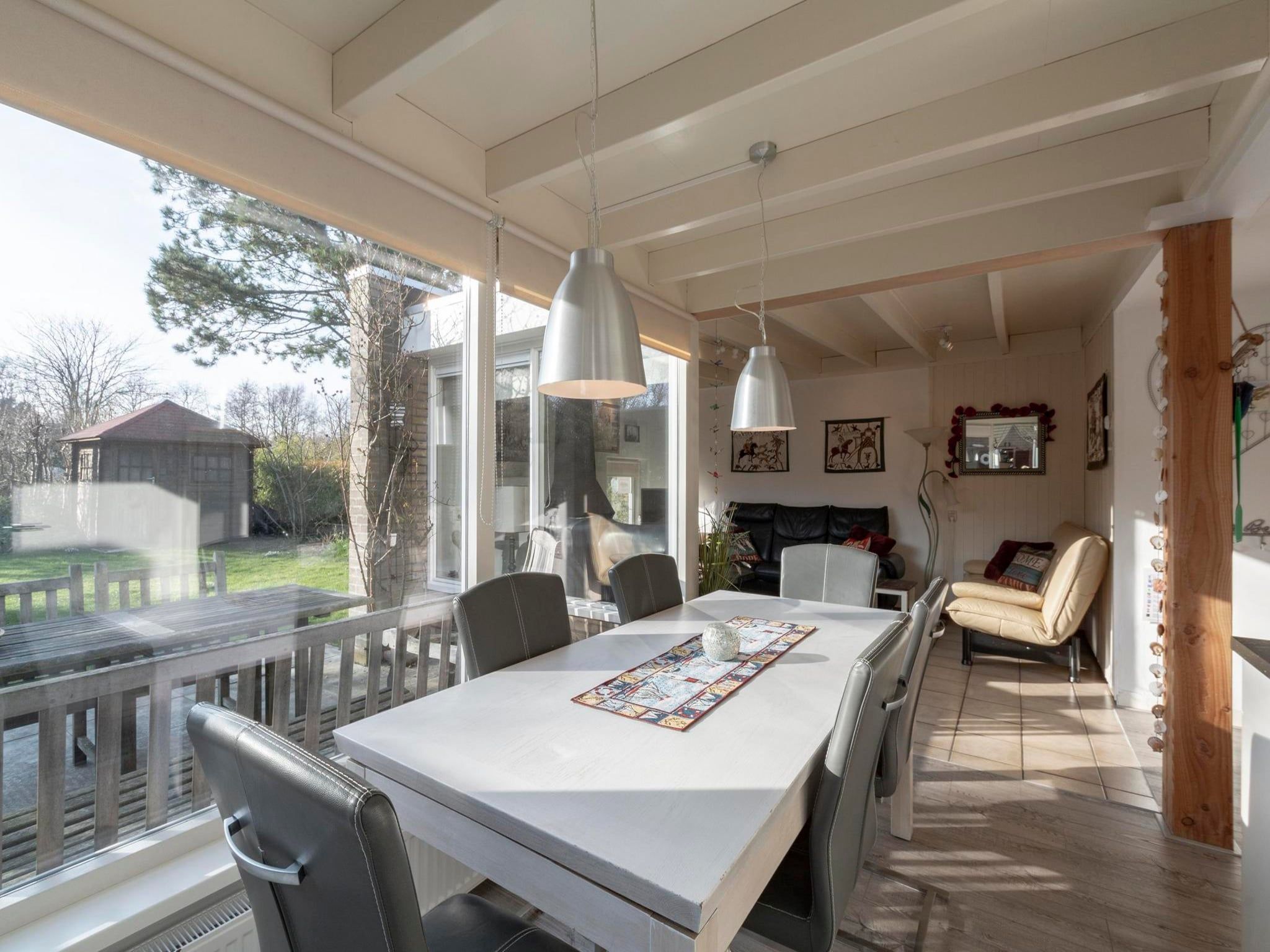 De eetkamer van Duinland 183 in Sint Maartenszee