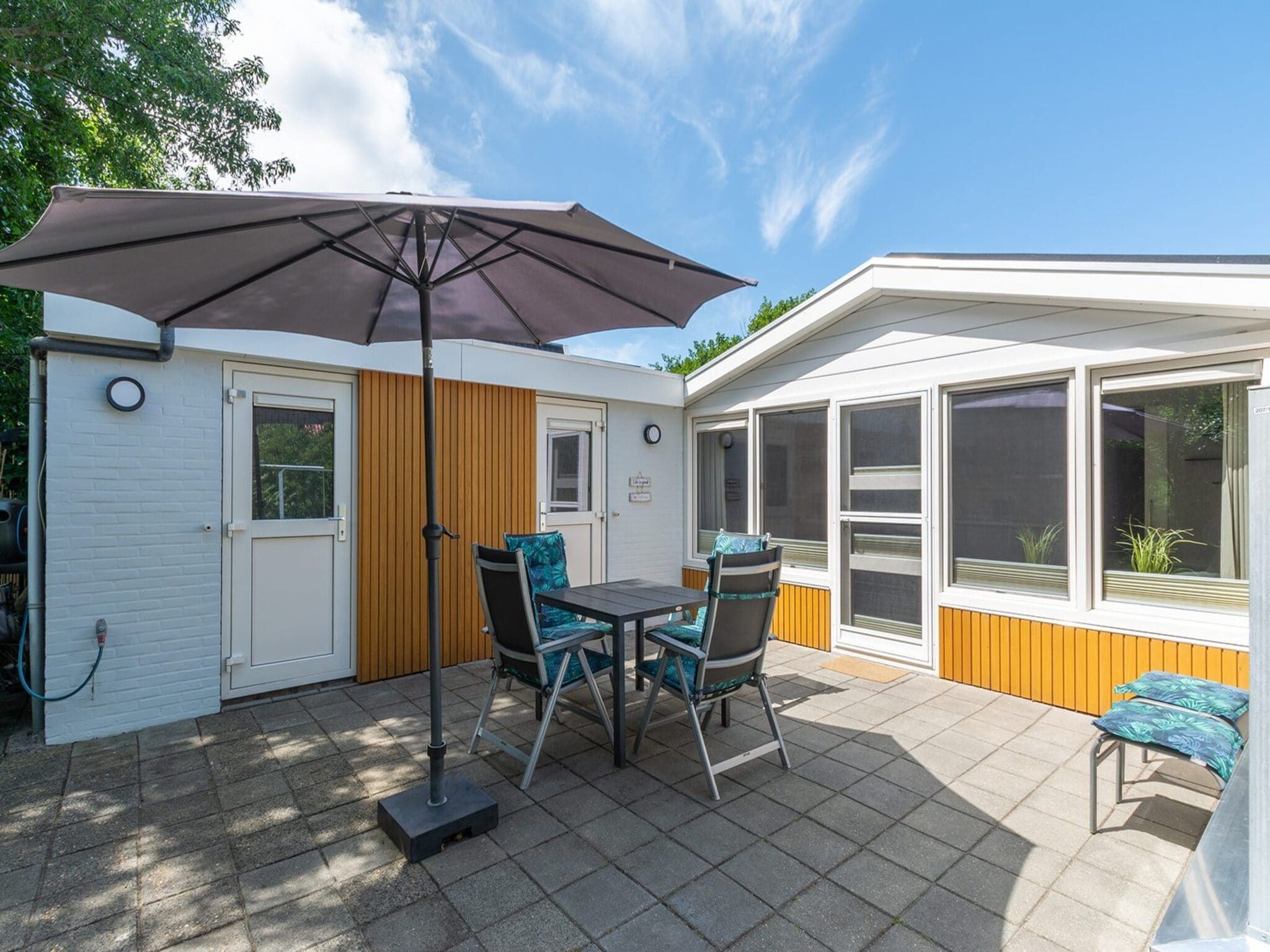 Het terras van Garnekuul 49 in Callantsoog