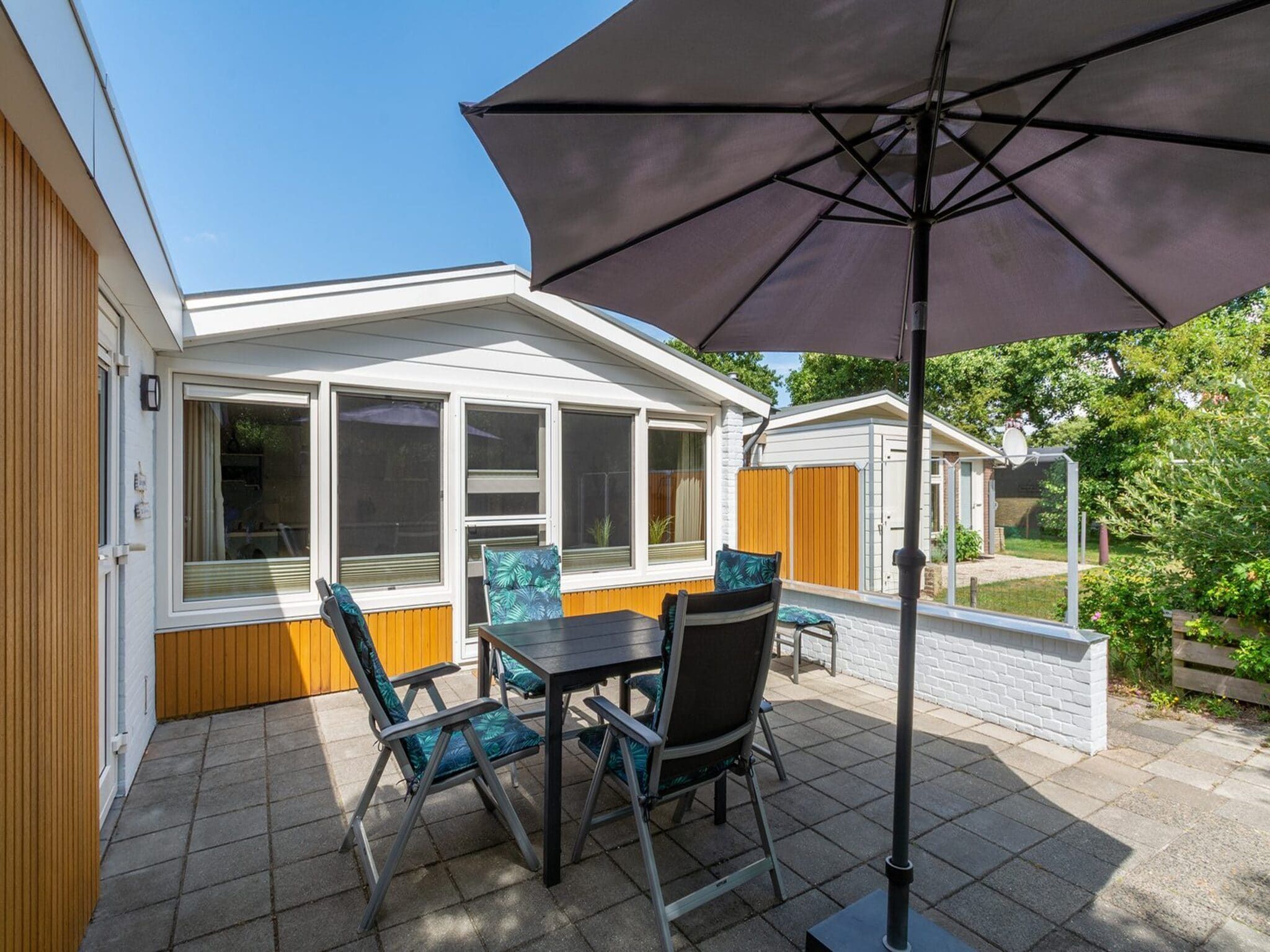 Het terras van Garnekuul 49 in Callantsoog