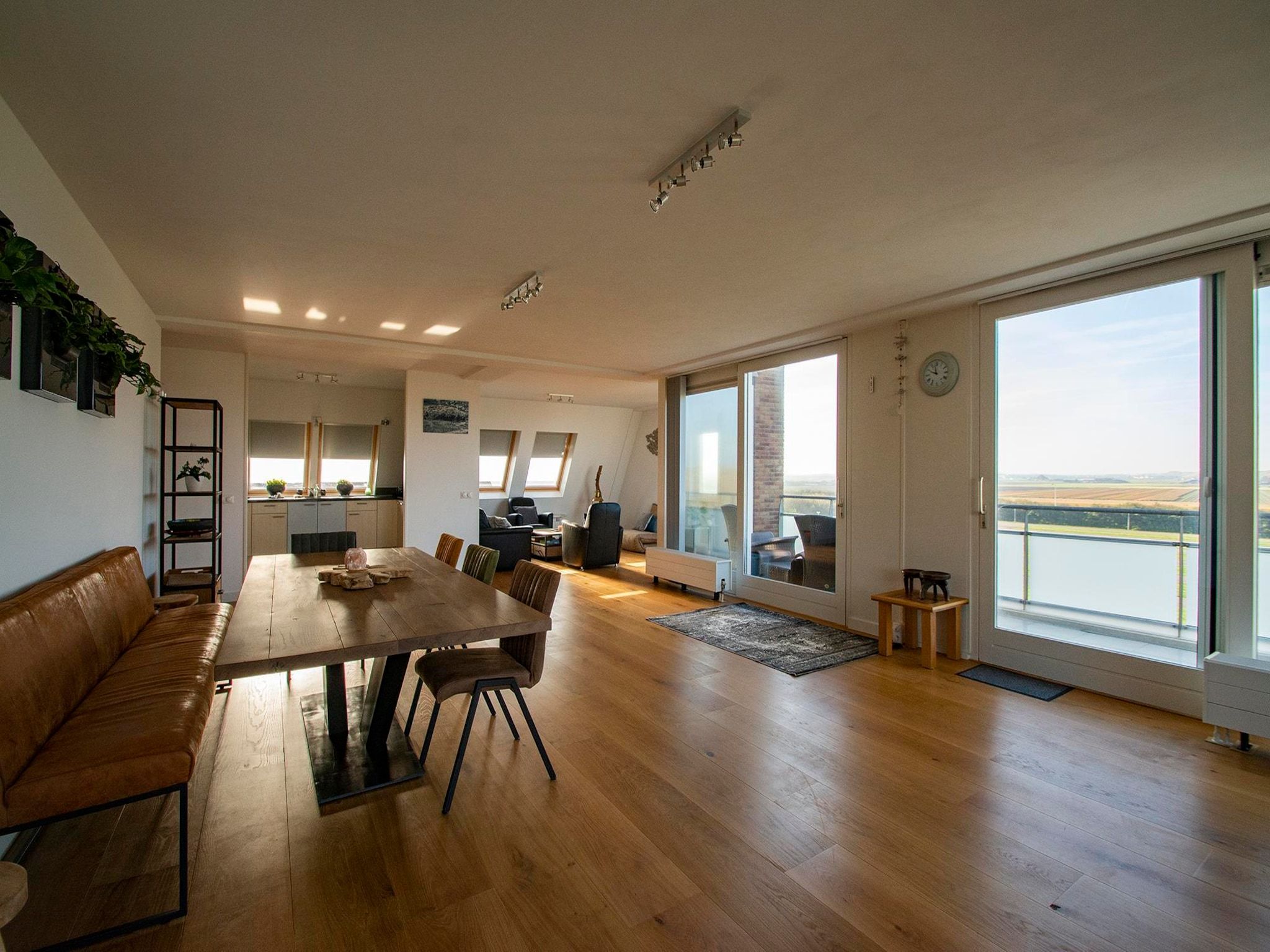De eetkamer van Duinerei C301/C302 in Groote Keeten