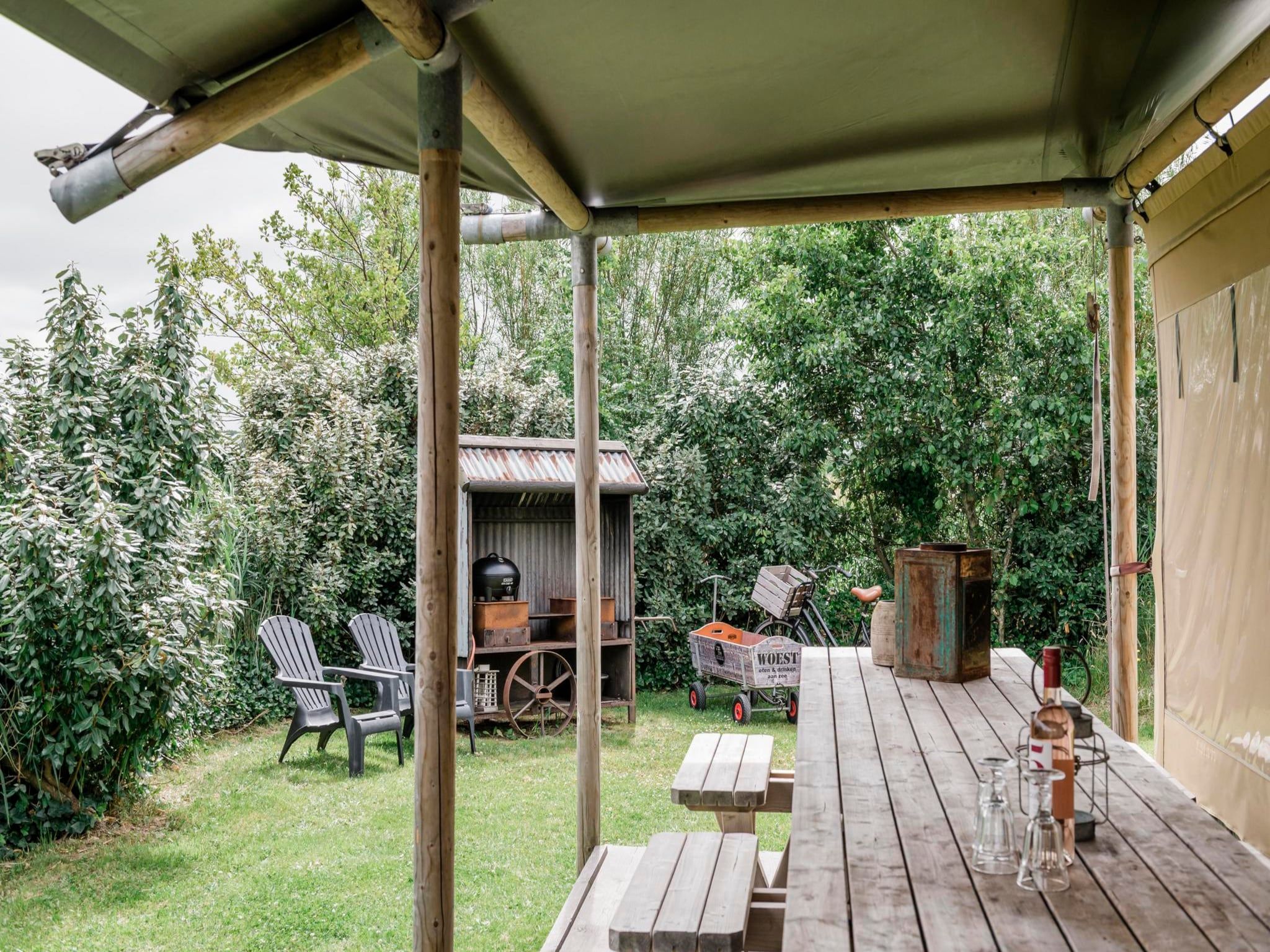 Het terras van Beach Lodge - Duynpark in Callantsoog