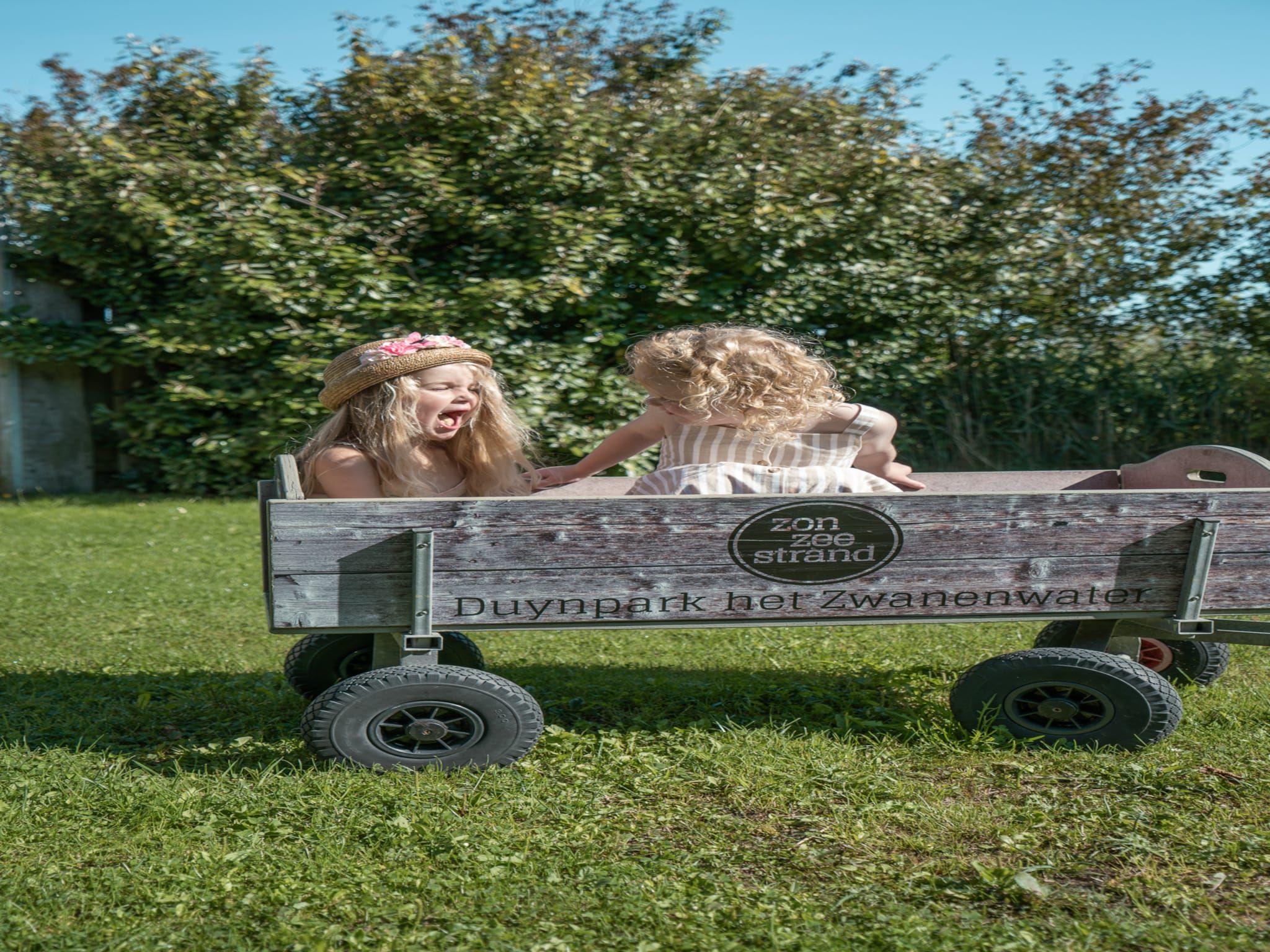 De tuin van Beach Lodge Luxe - Duynpark in Callantsoog