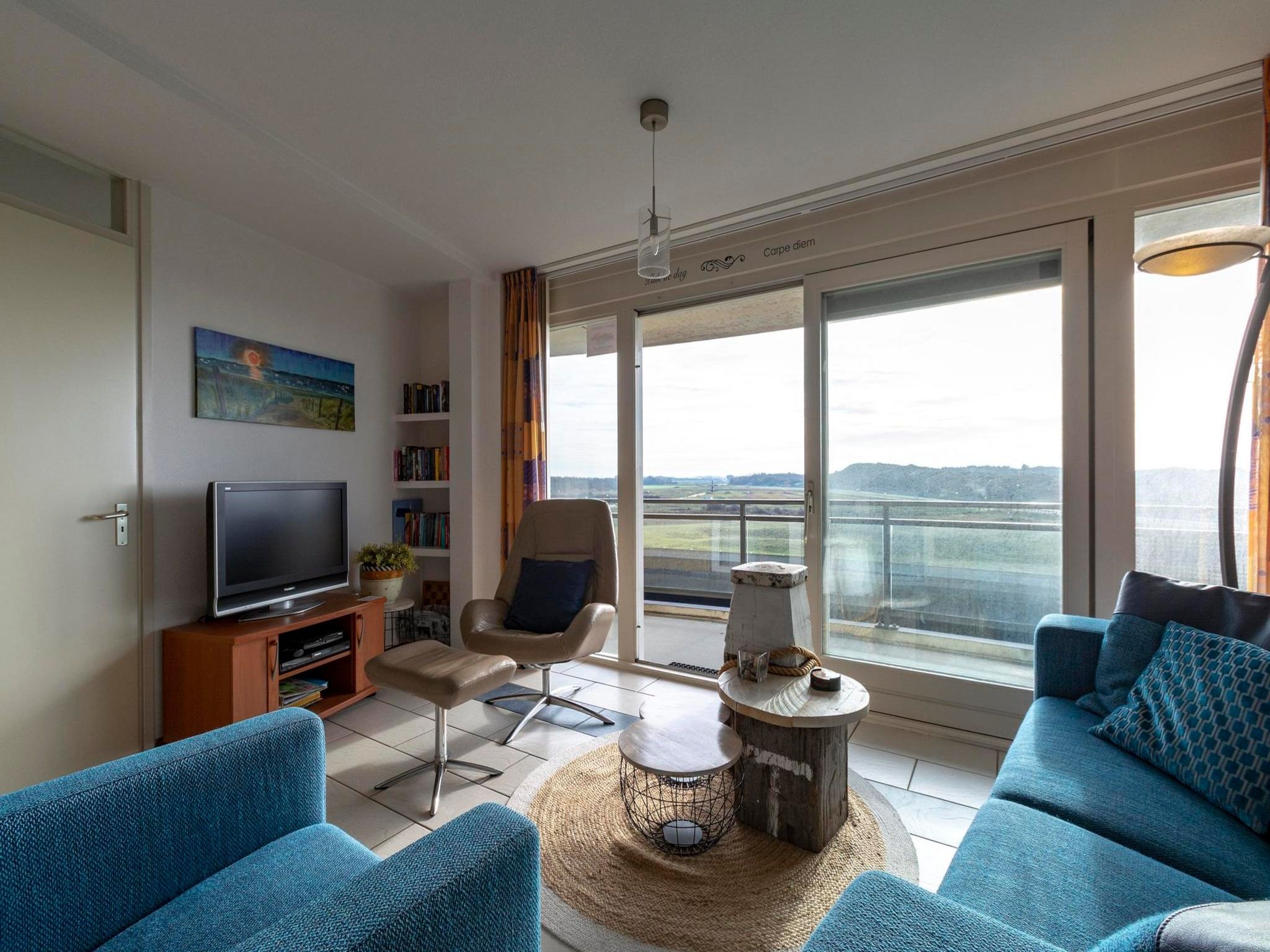 De woonkamer van Wijde Blick 205 in Callantsoog