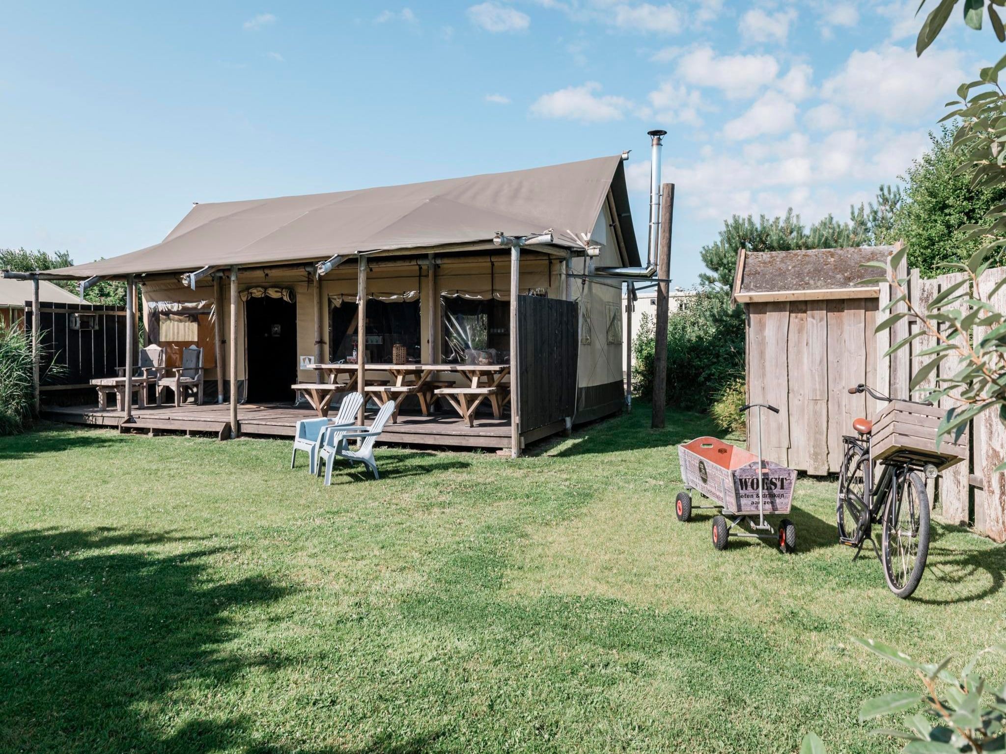 De buitenkant van Wood Lodge - Duynpark in Callantsoog