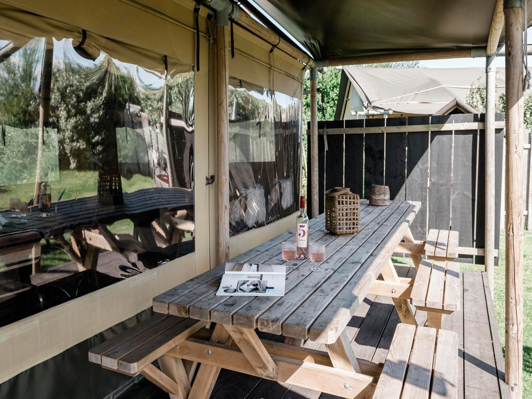 Het terras van Wood Lodge - Duynpark in Callantsoog