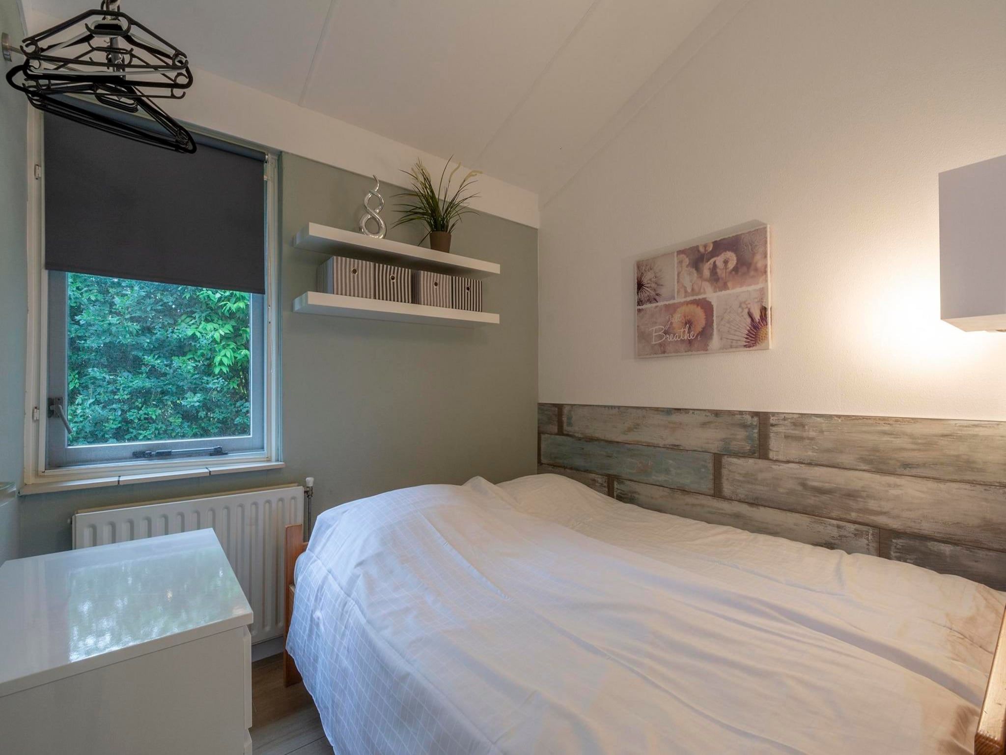 Een slaapkamer van Hofstee 18 in Sint Maartensvlotbrug