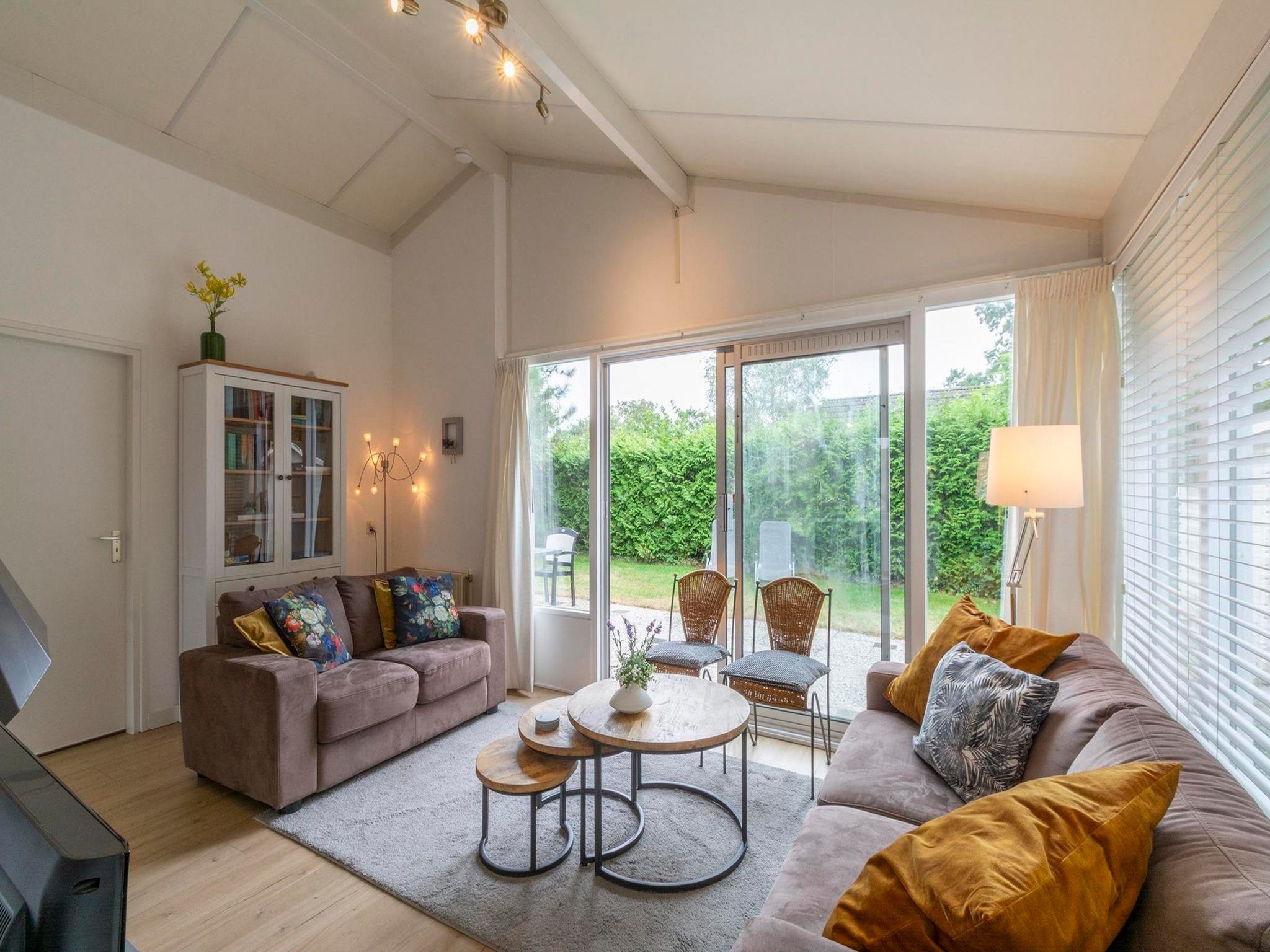 De woonkamer van Hofstee 18 in Sint Maartensvlotbrug