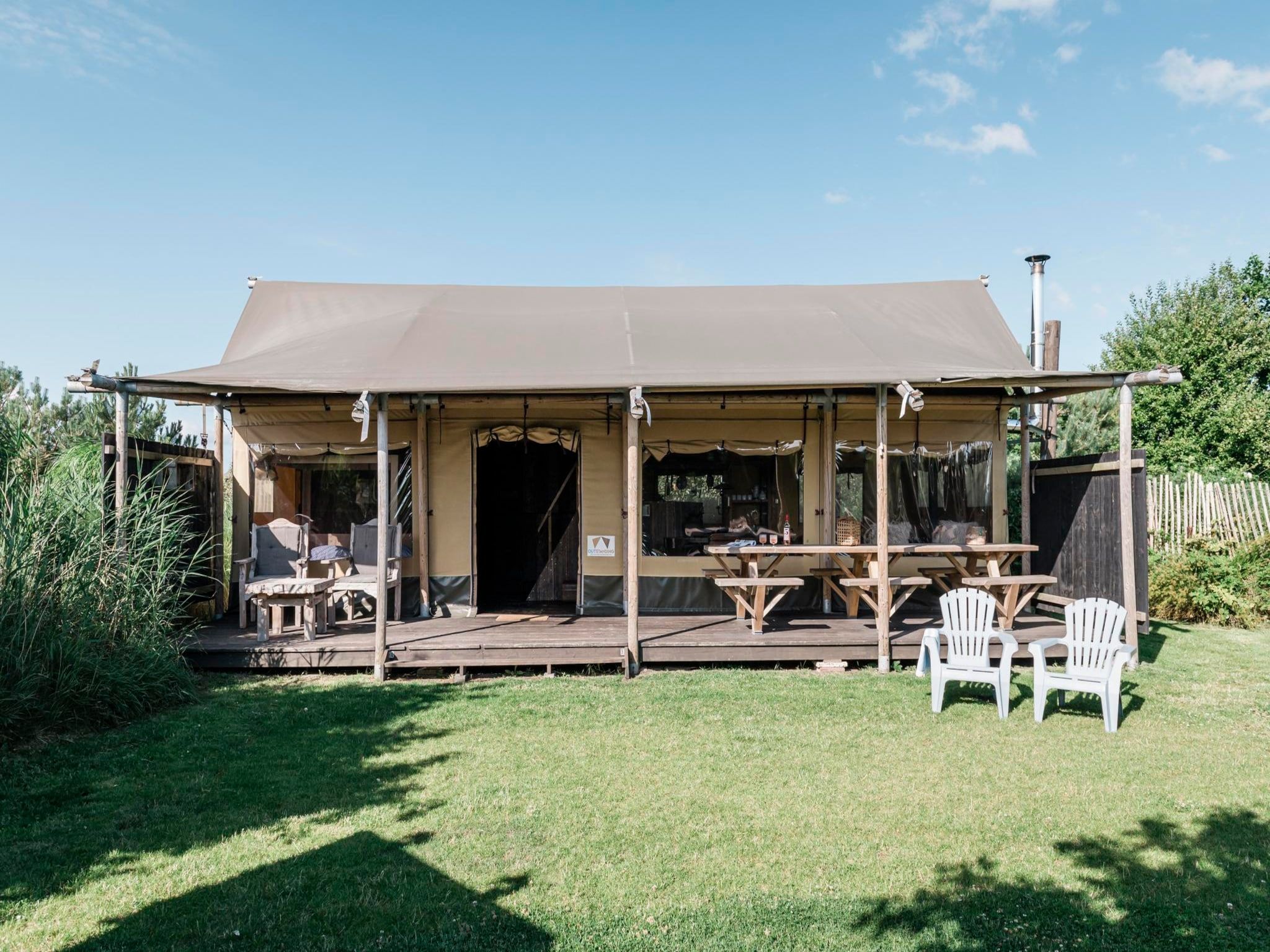 De buitenkant van Wood Lodge Luxe - Duynpark in Callantsoog