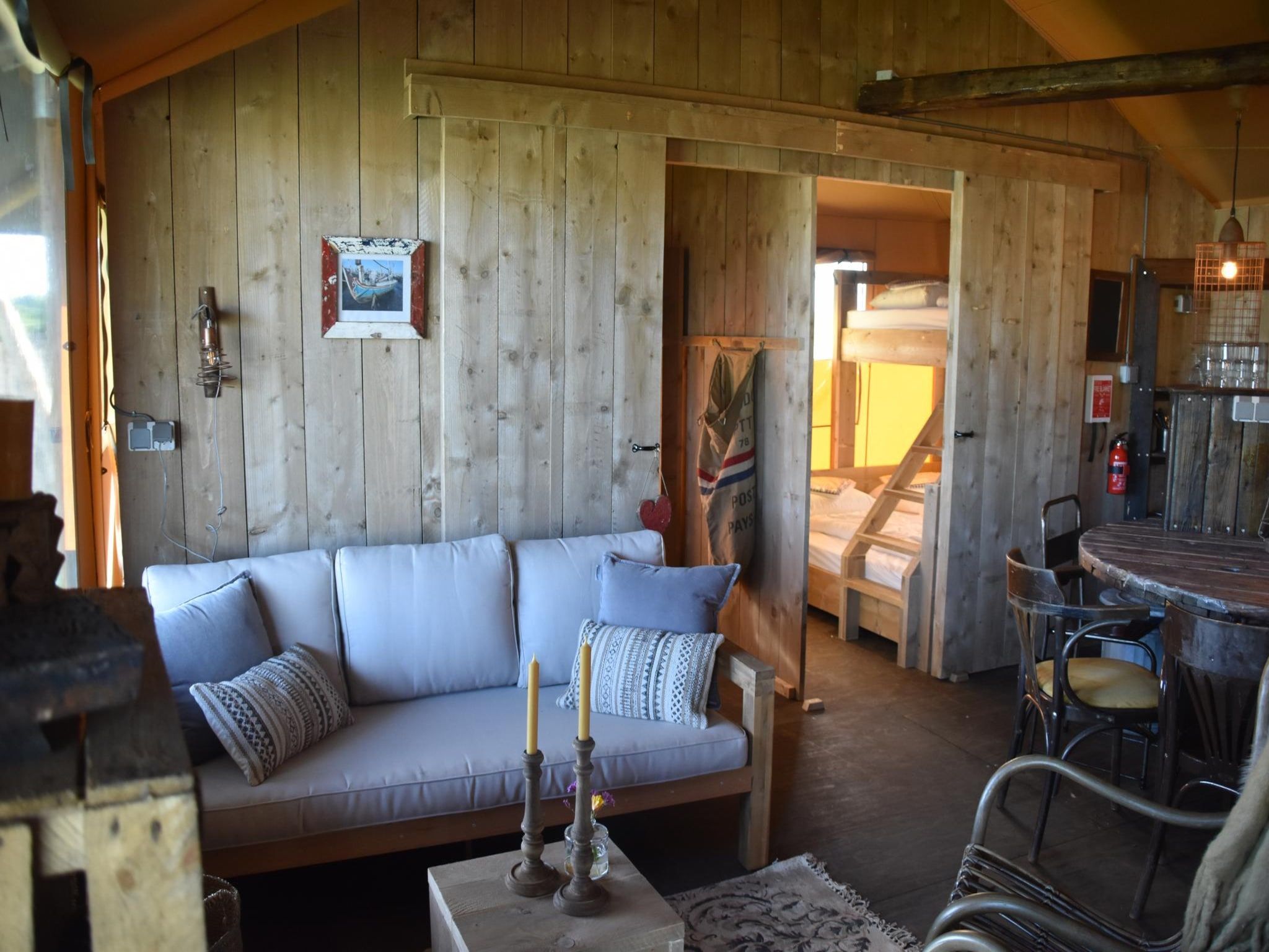 De woonkamer van Kidz Lodge in Callantsoog