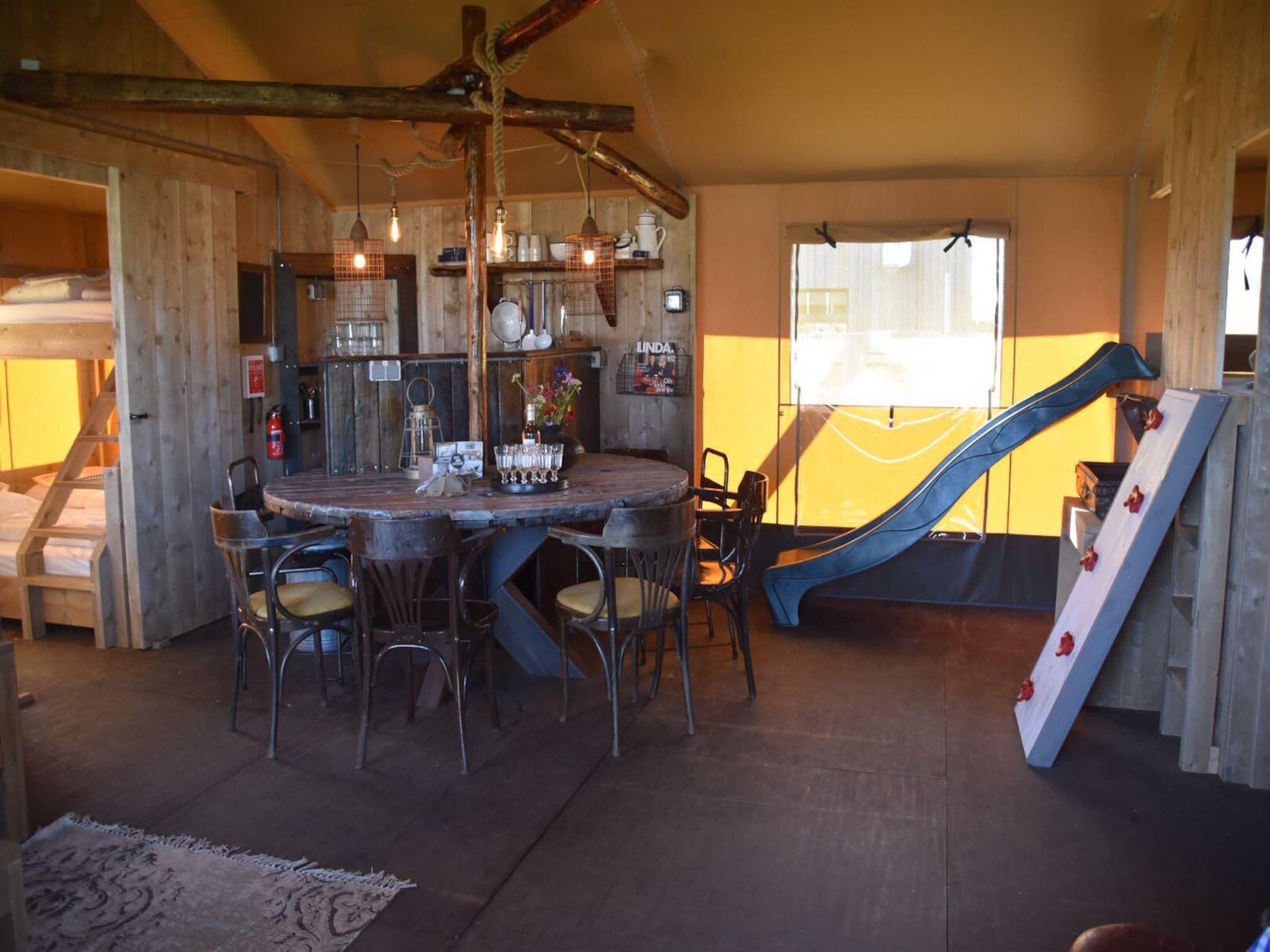 De eetkamer van Kidz Lodge in Callantsoog