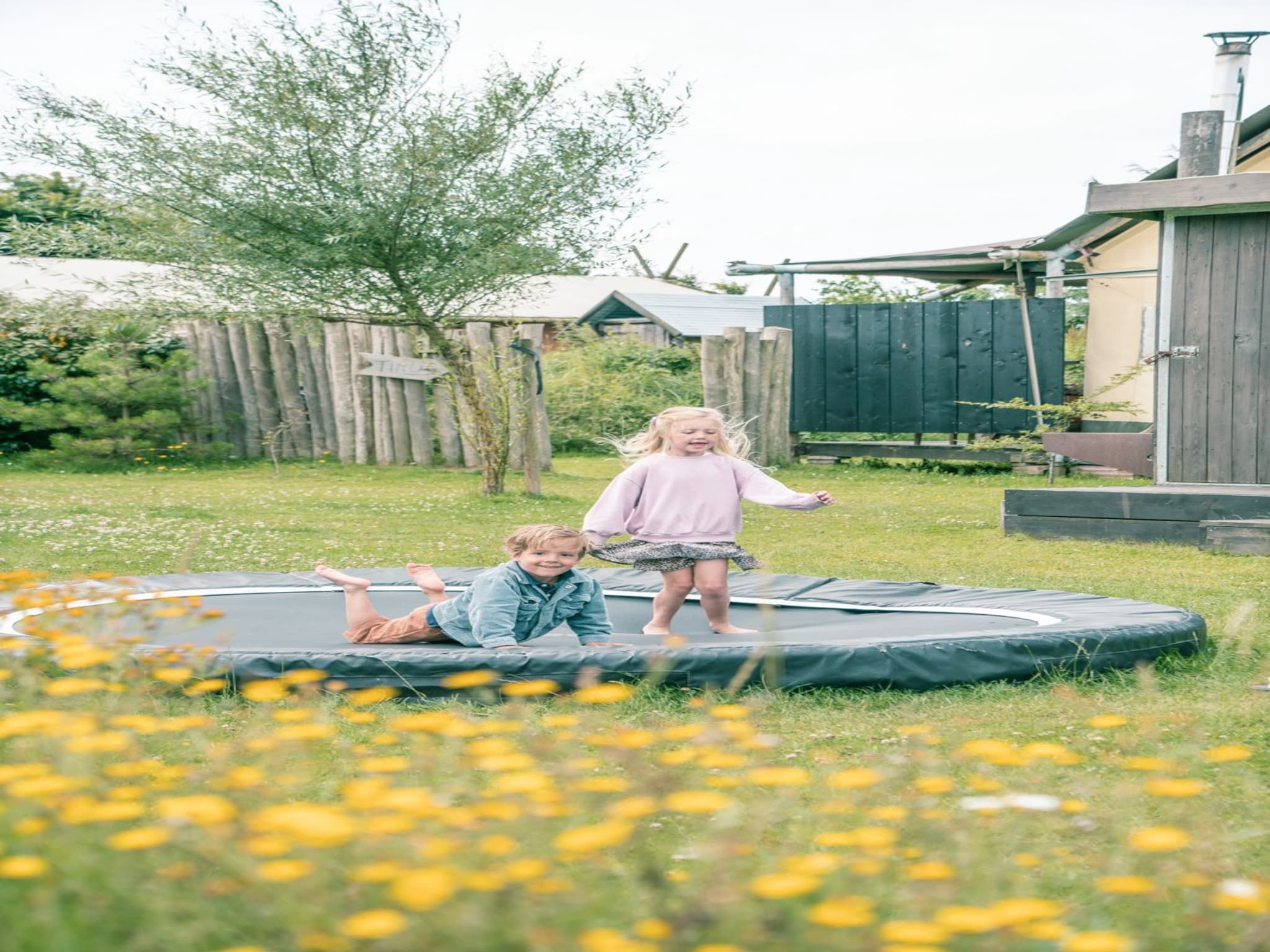 De tuin van Kidz Lodge in Callantsoog