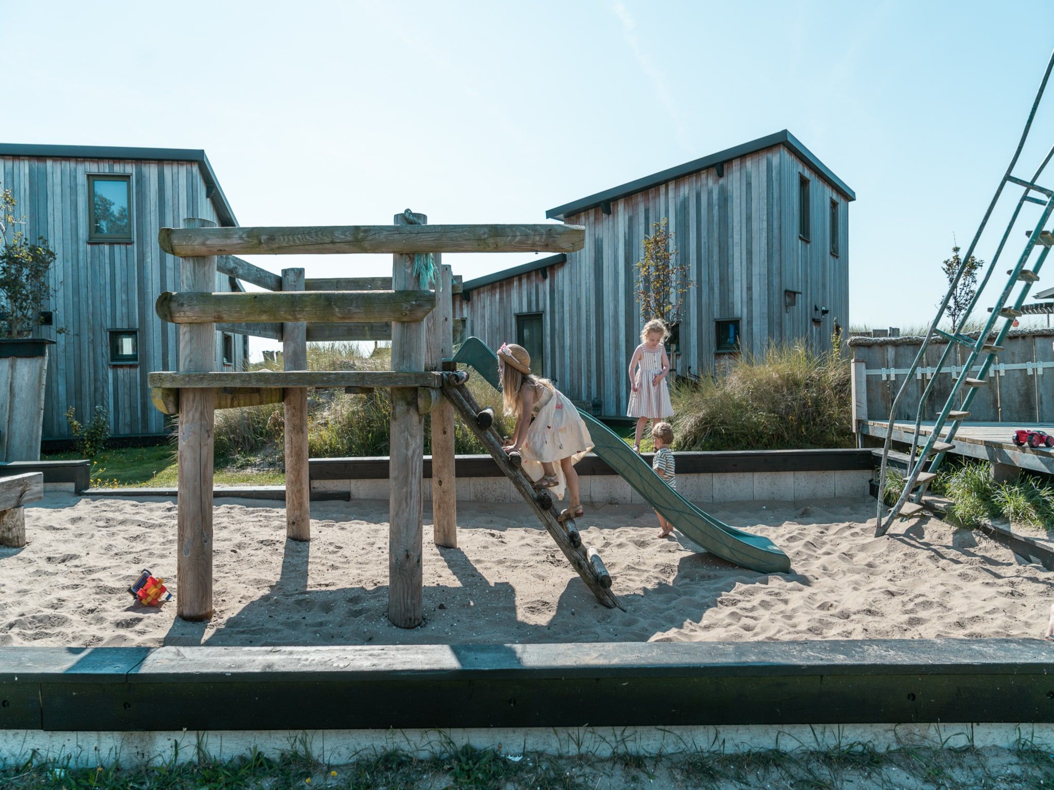De buitenkant van Kidz Lodge in Callantsoog