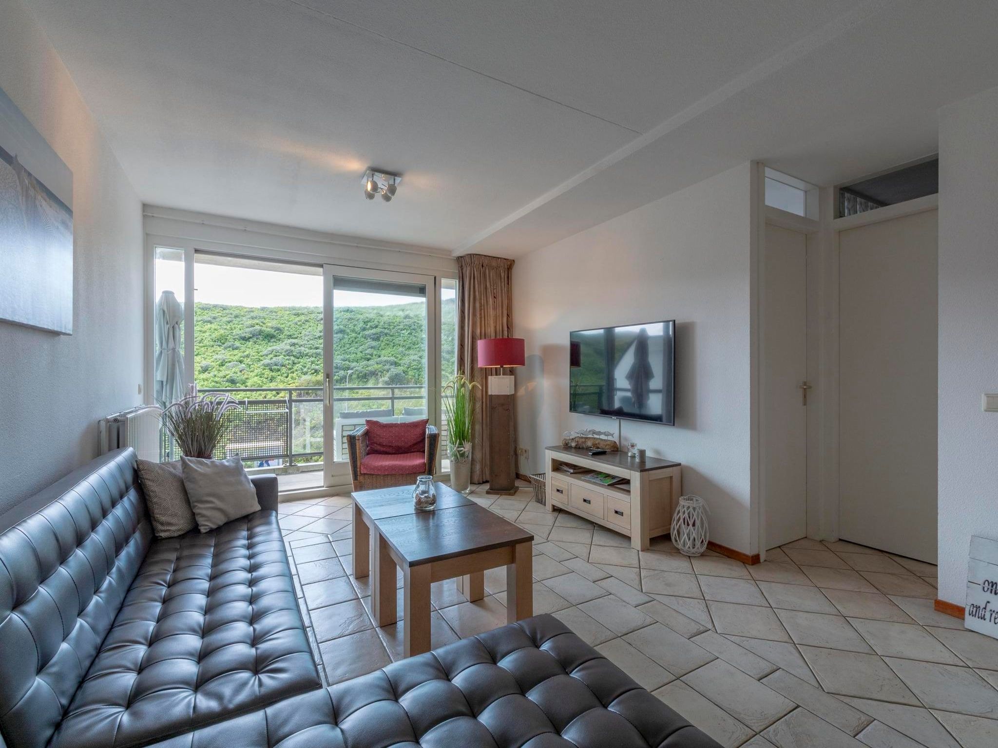 De woonkamer van Wijde Blick 211 in Callantsoog