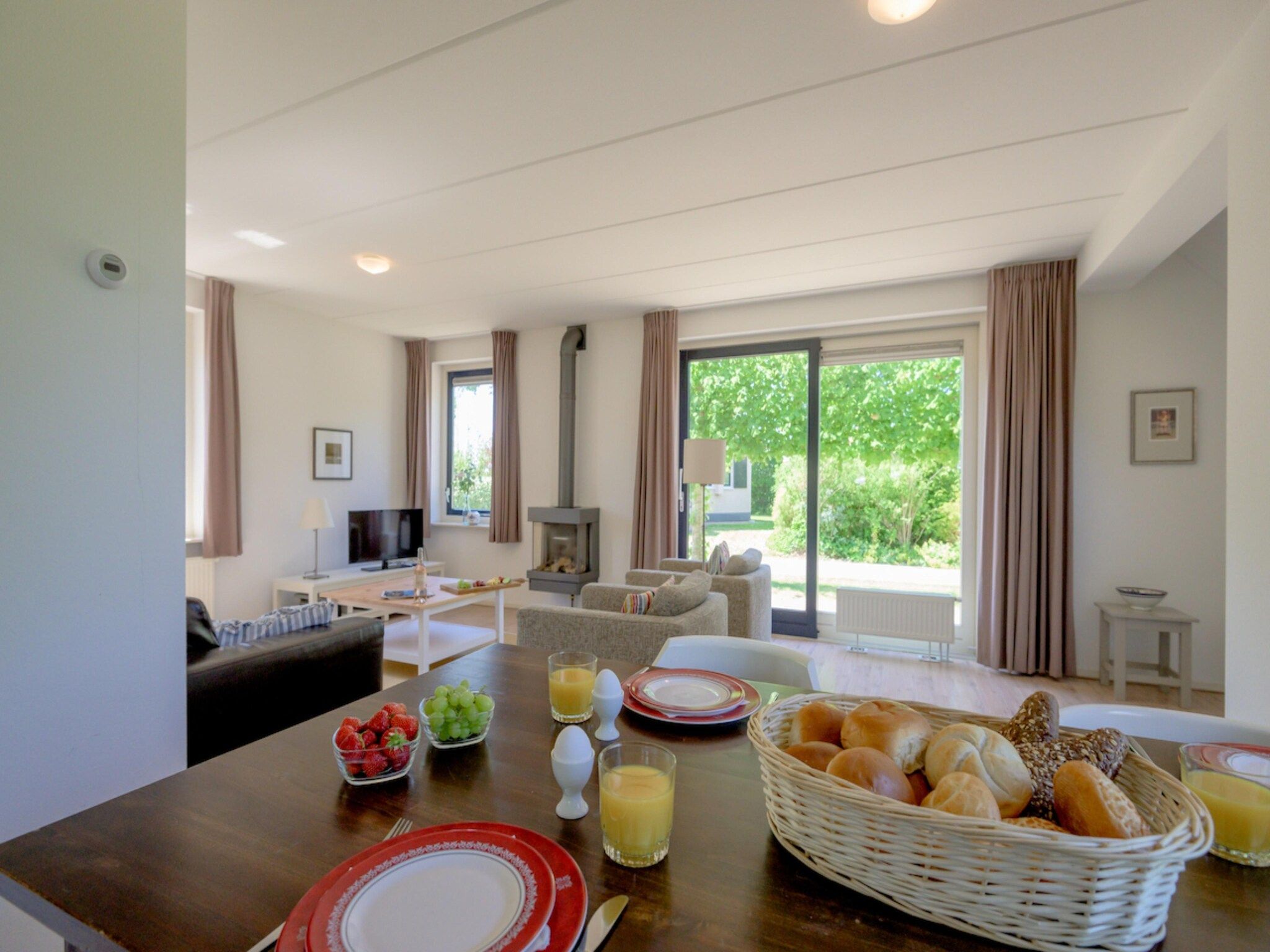 De eetkamer van 4-persoons bungalow Sondel 16 in Sondel