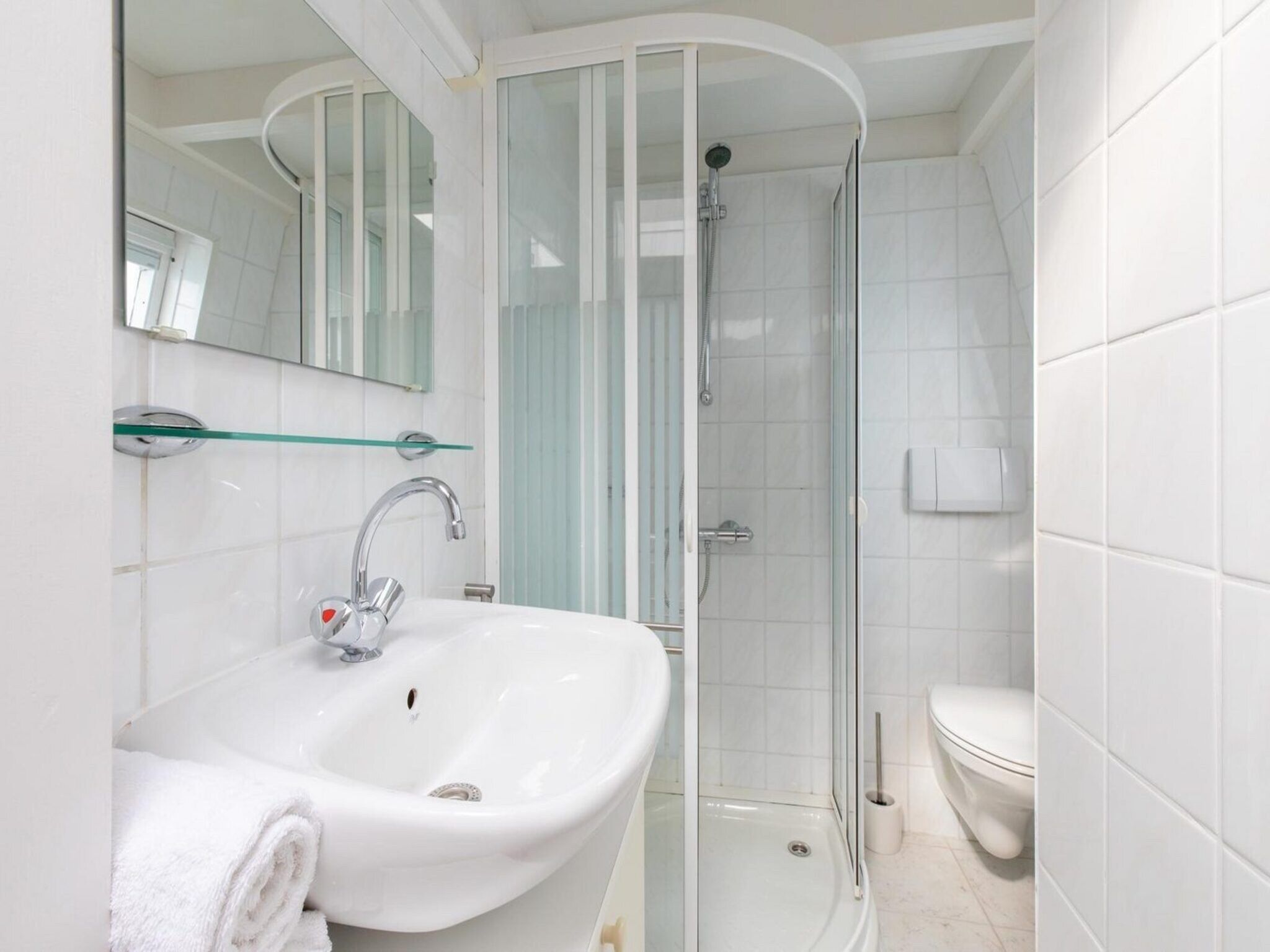 De badkamer van Strandhuis Schoneveld in Breskens