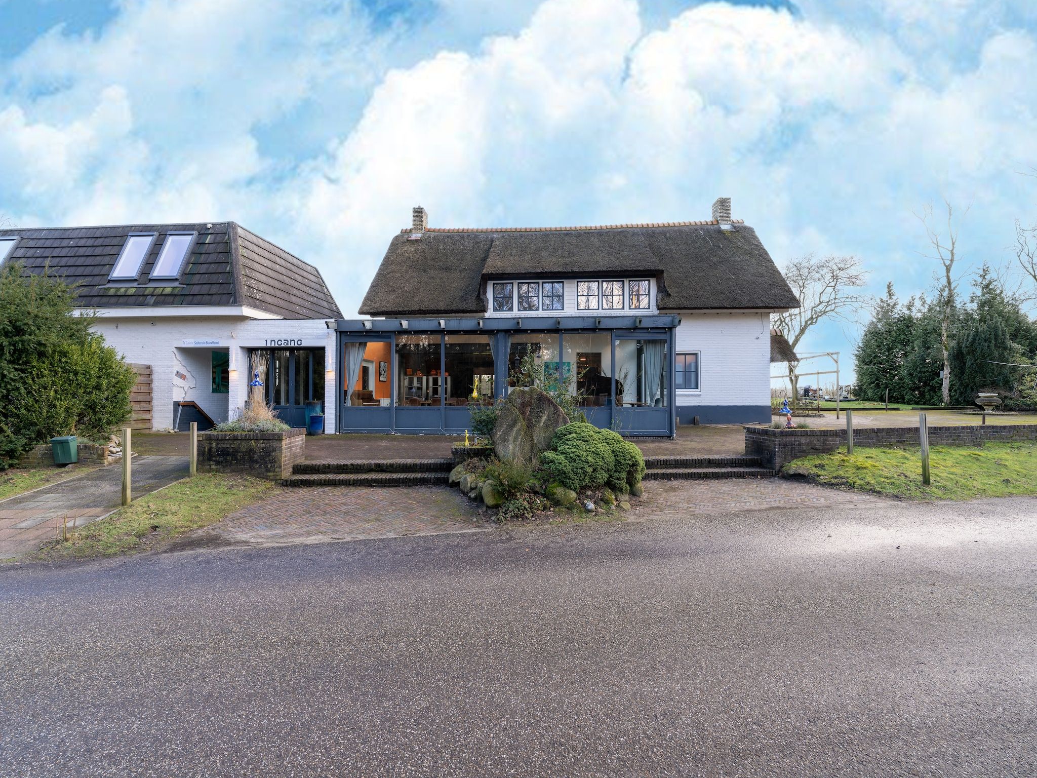 De buitenkant van Landhuis Hezenes in Diever