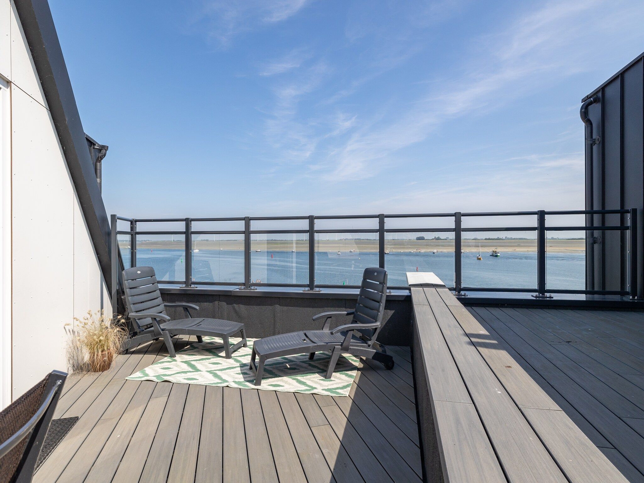 Het terras van Luxe appartement Vista Maris - Havenweg 8-40  Sint-Annaland Oosterschelde in Sint-Annaland