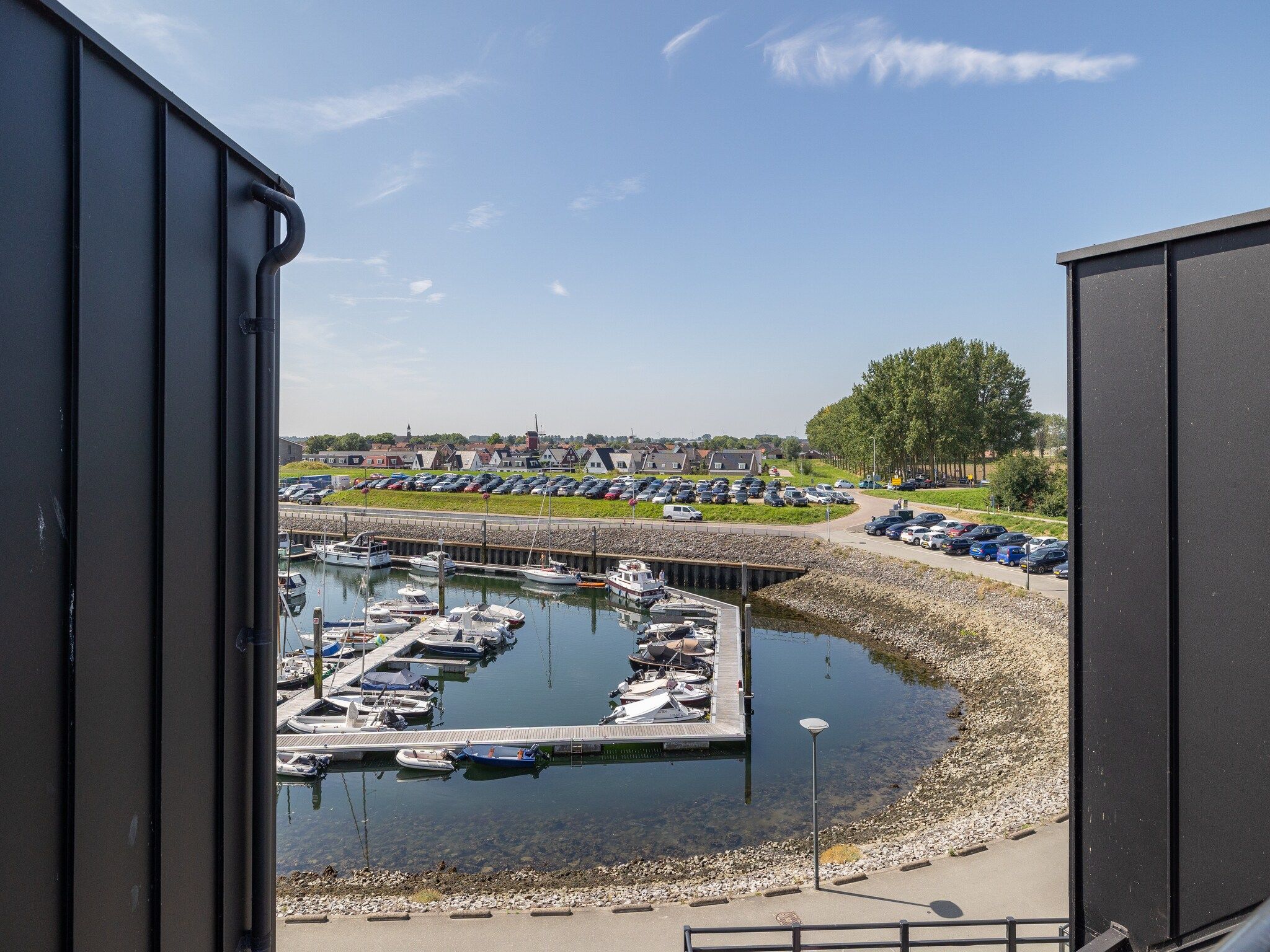 Het uitzicht vanaf Luxe appartement Vista Maris - Havenweg 8-40  Sint-Annaland Oosterschelde in Sint-Annaland