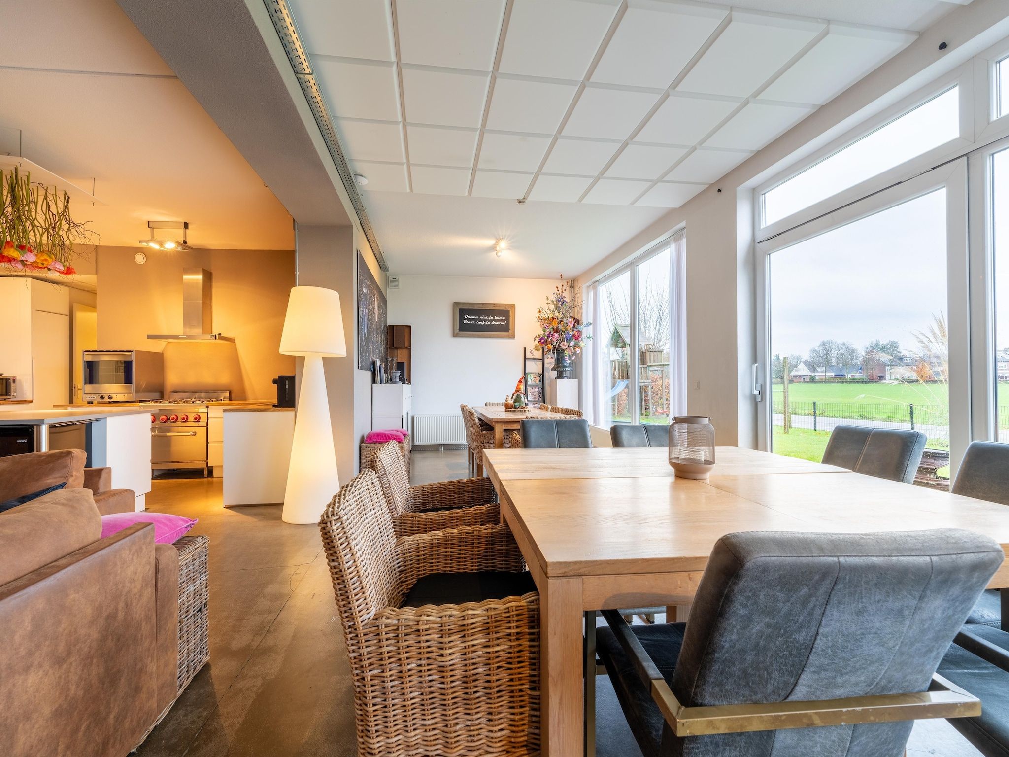 De eetkamer van De Slaapfabriek in Teuge