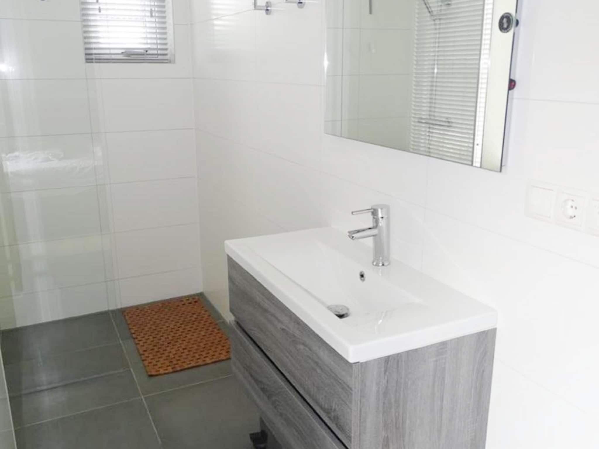 De badkamer van Schoneveld 114 Zeemeeuw Breskens in Breskens