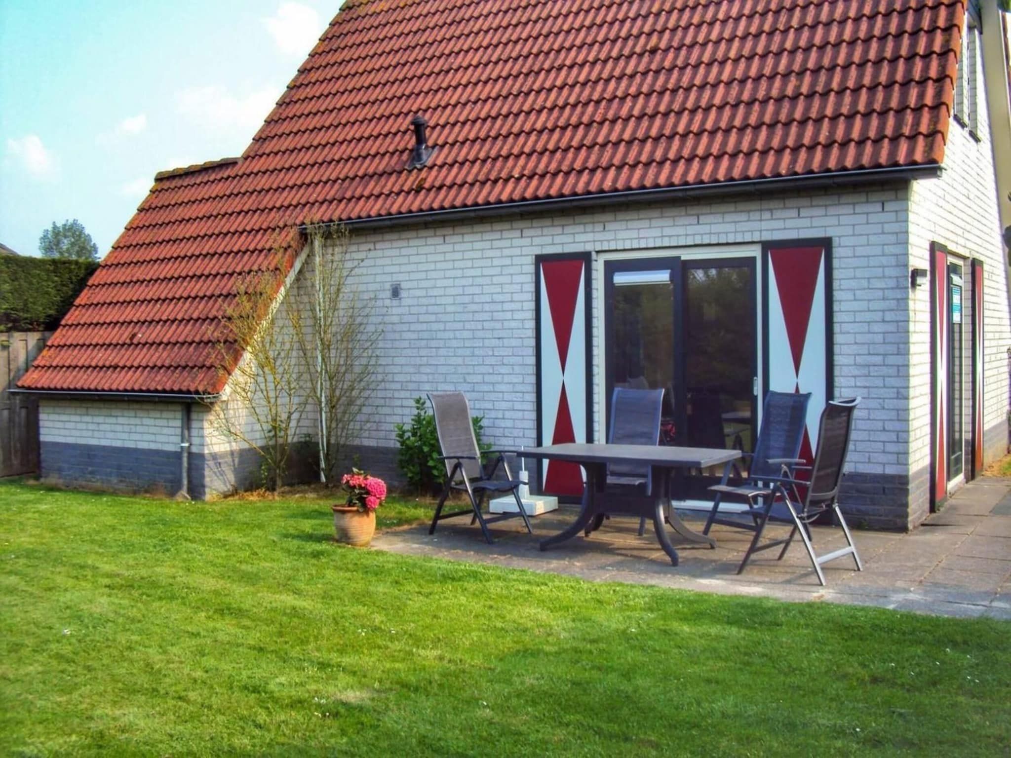 De buitenkant van Schoneveld 146 Zeemeeuw Breskens in Breskens