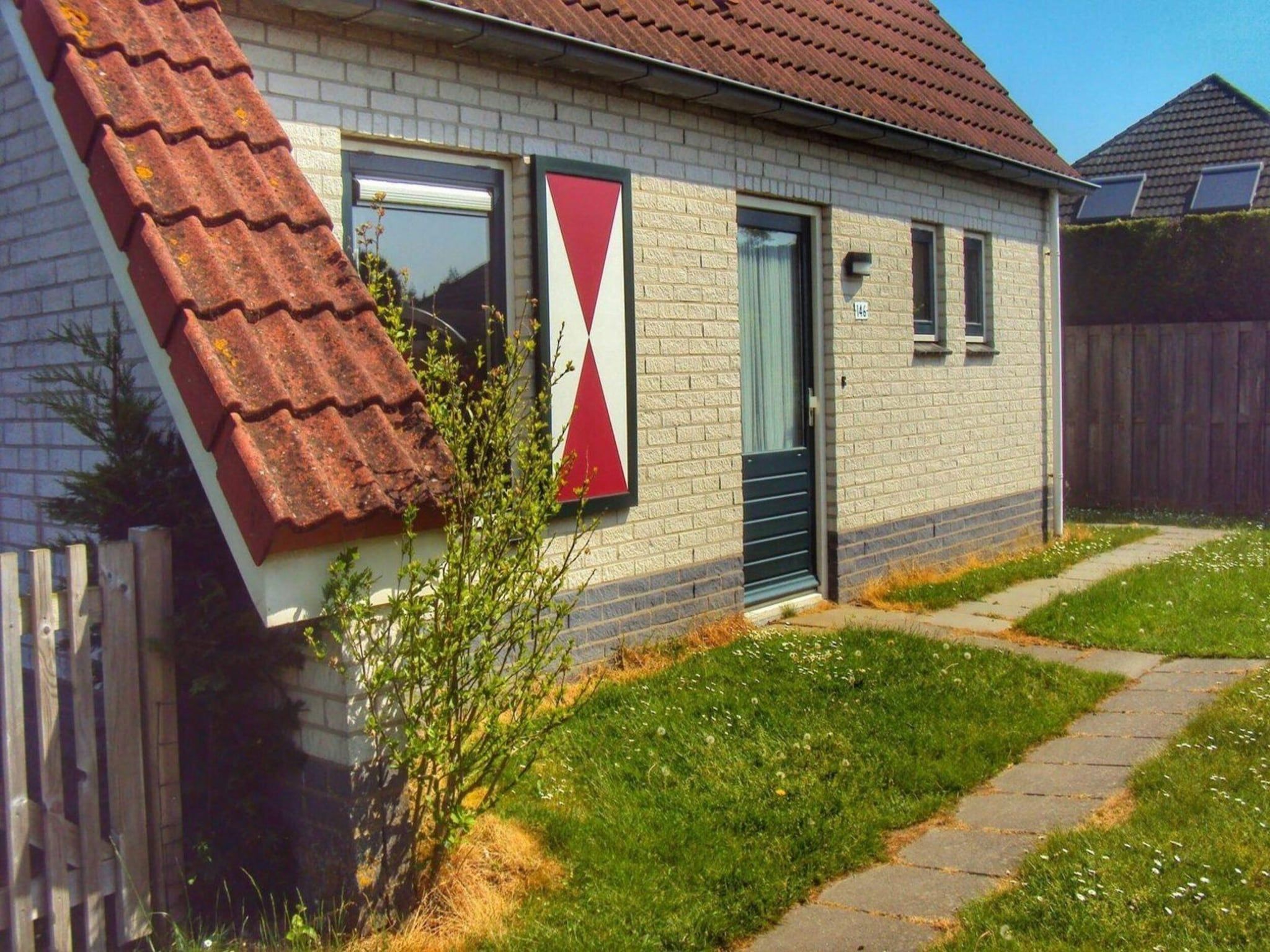 De buitenkant van Schoneveld 146 Zeemeeuw Breskens in Breskens