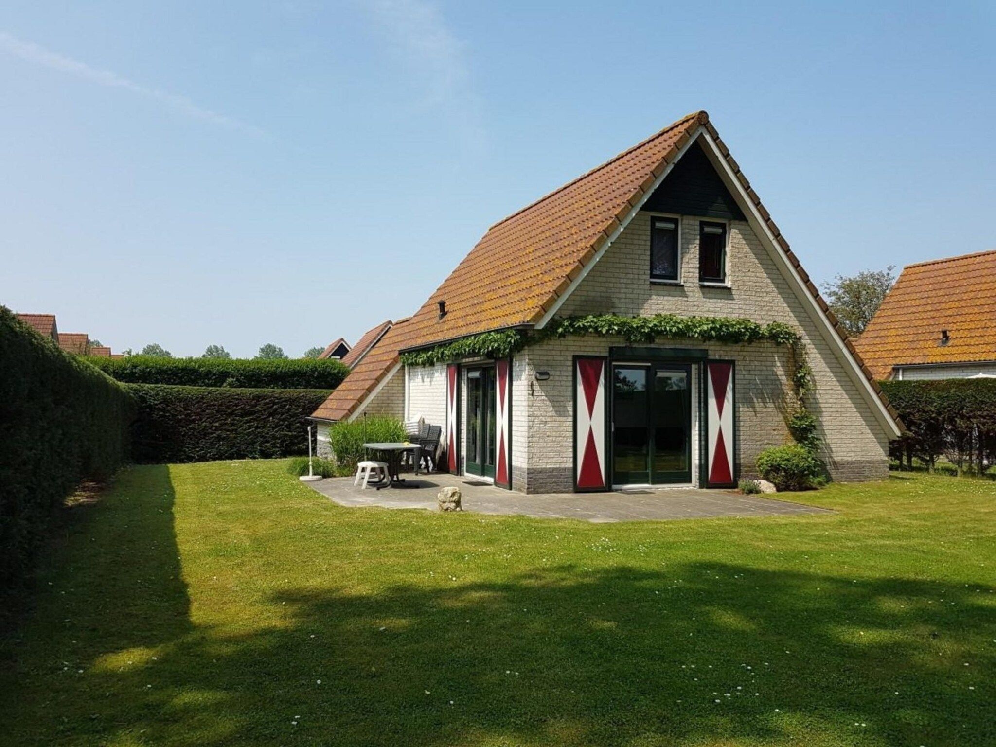 De buitenkant van Schoneveld 170 Zeemeeuw Breskens in Breskens