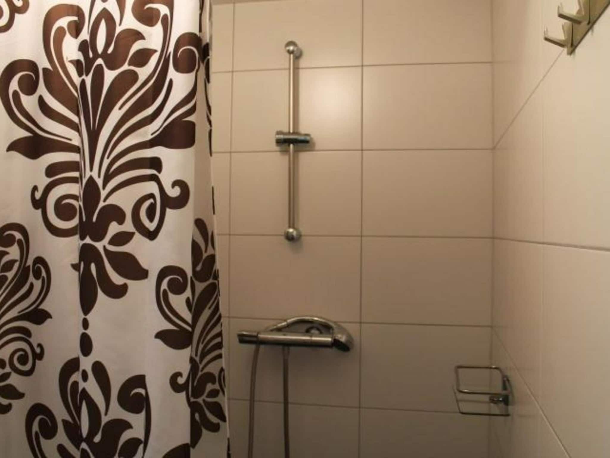 De badkamer van Schoneveld 183 Duinroos Breskens in Breskens