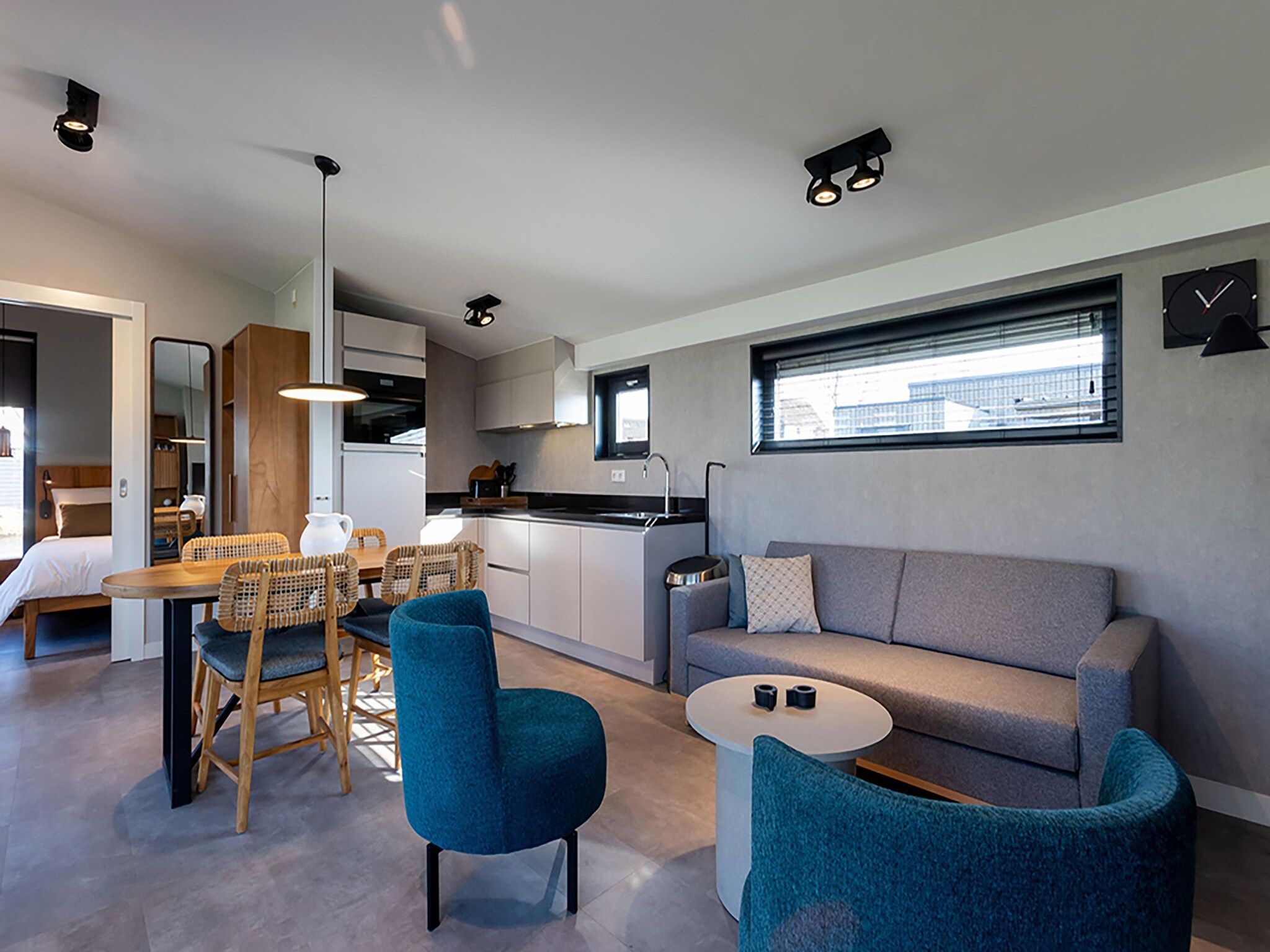 De woonkamer van Docklodge 18 in Delfstrahuizen