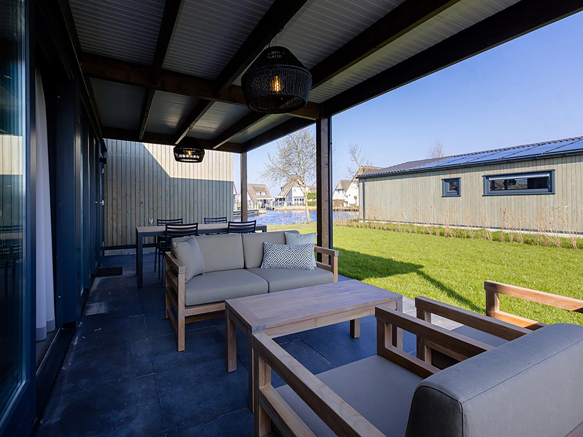 Het terras van Docklodge 46 in Delfstrahuizen