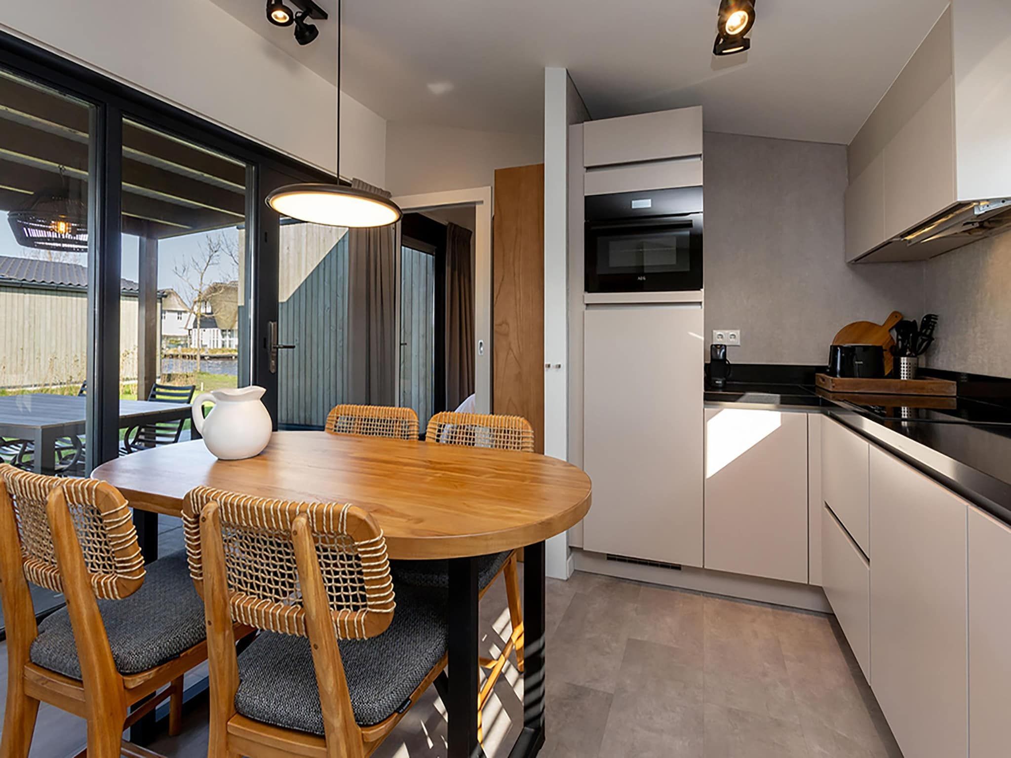 De keuken van Docklodge 34 in Delfstrahuizen