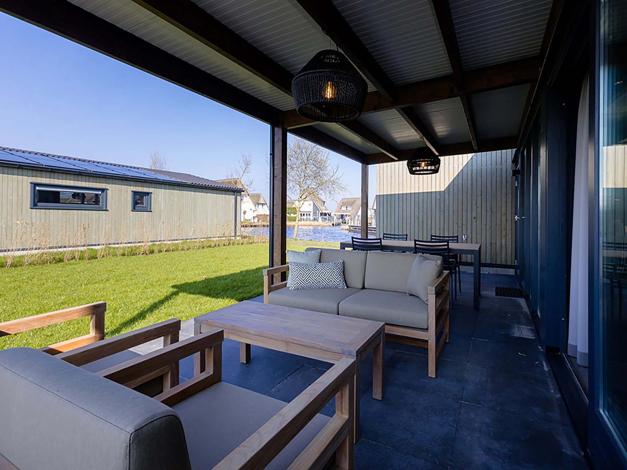 Het terras van Docklodge 34 in Delfstrahuizen