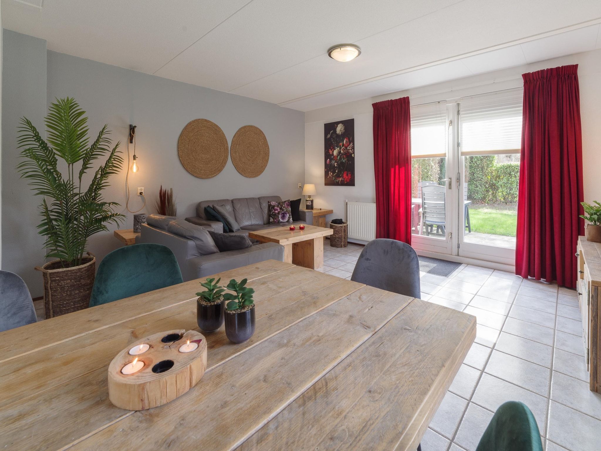 De woonkamer van Villapark De Oesterbaai 23 in Wemeldinge