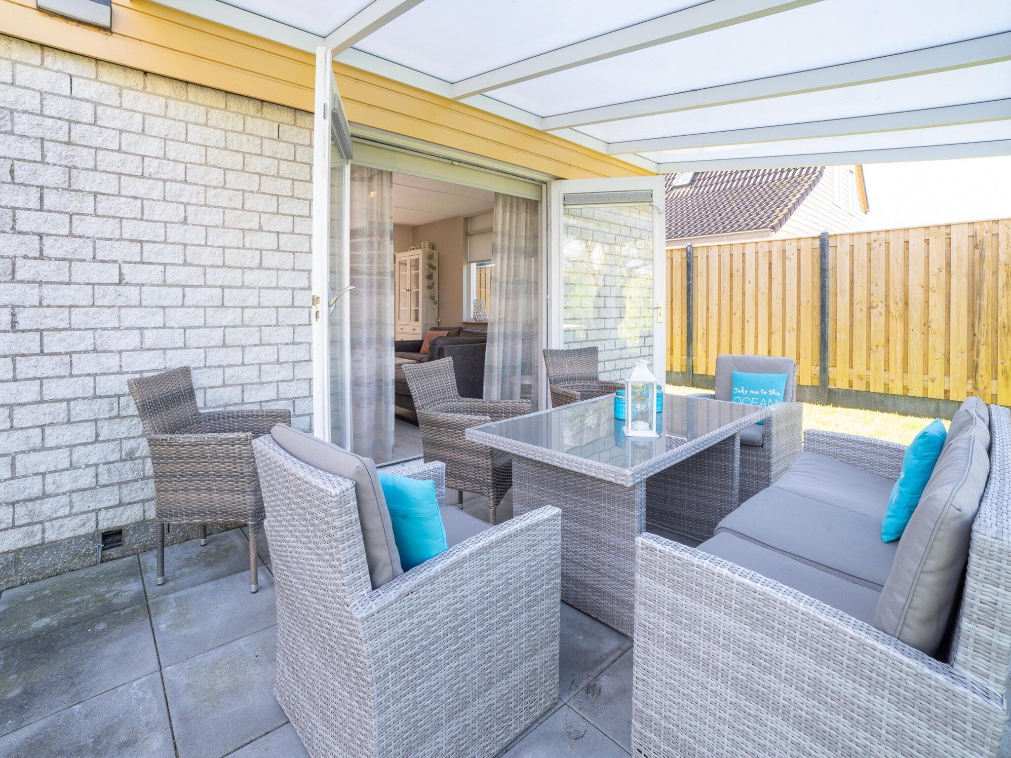 Het terras van Villapark De Oesterbaai 31 in Wemeldinge