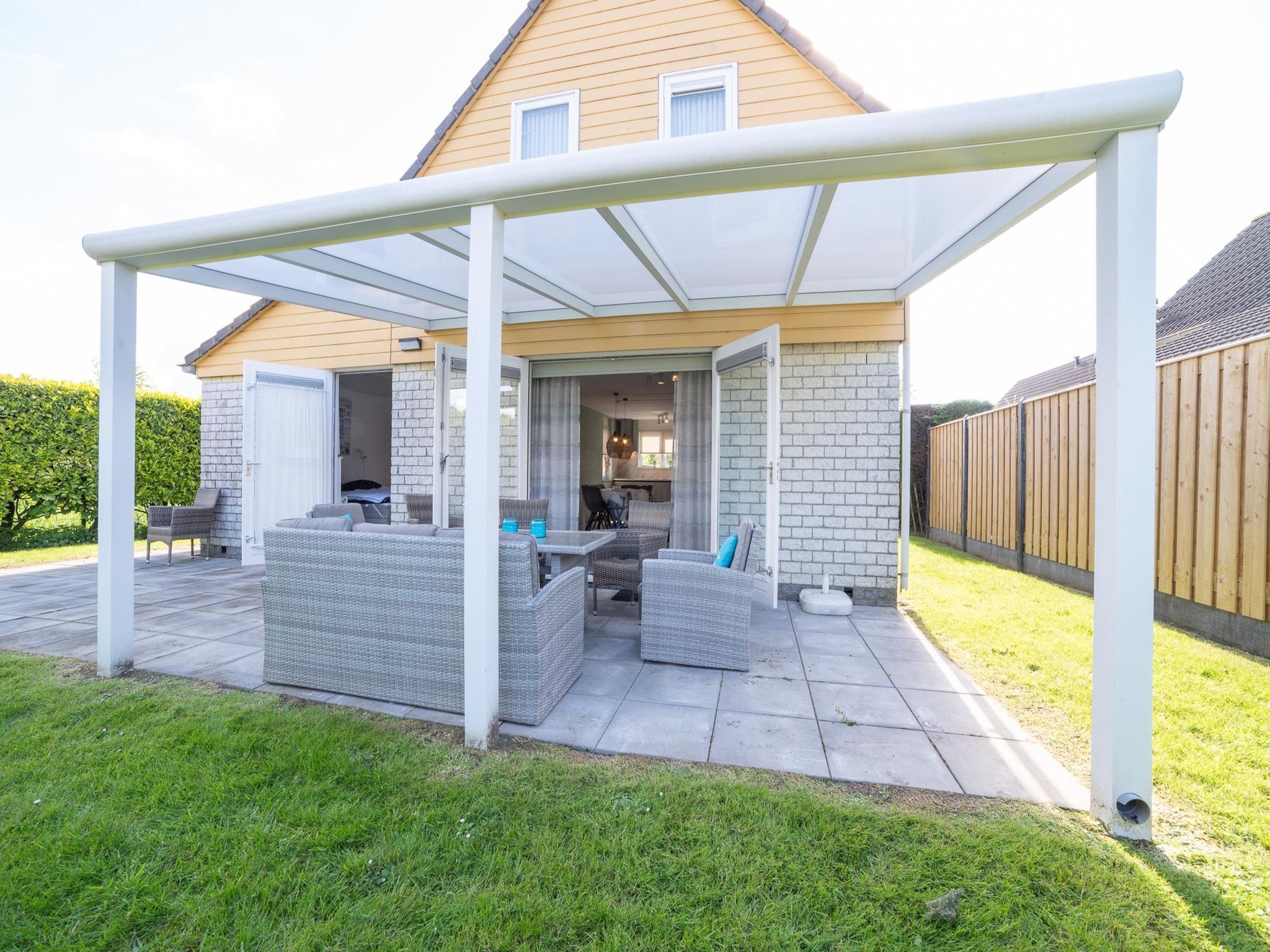 Het terras van Villapark De Oesterbaai 31 in Wemeldinge