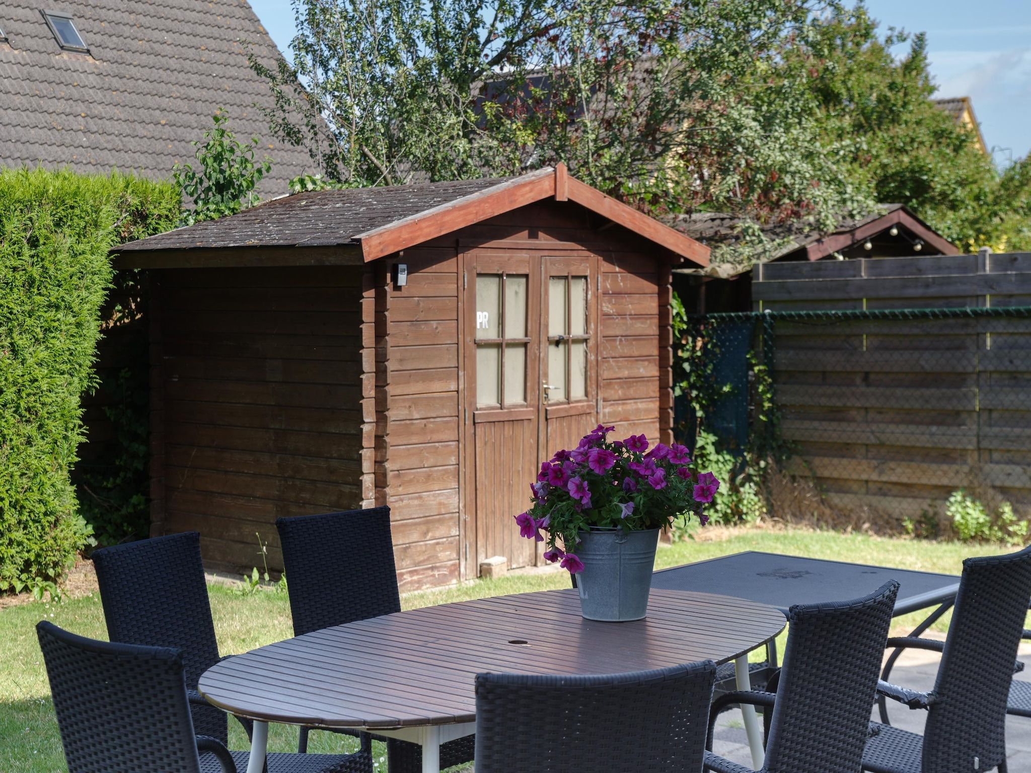 Het terras van Villapark De Oesterbaai 54 in Wemeldinge