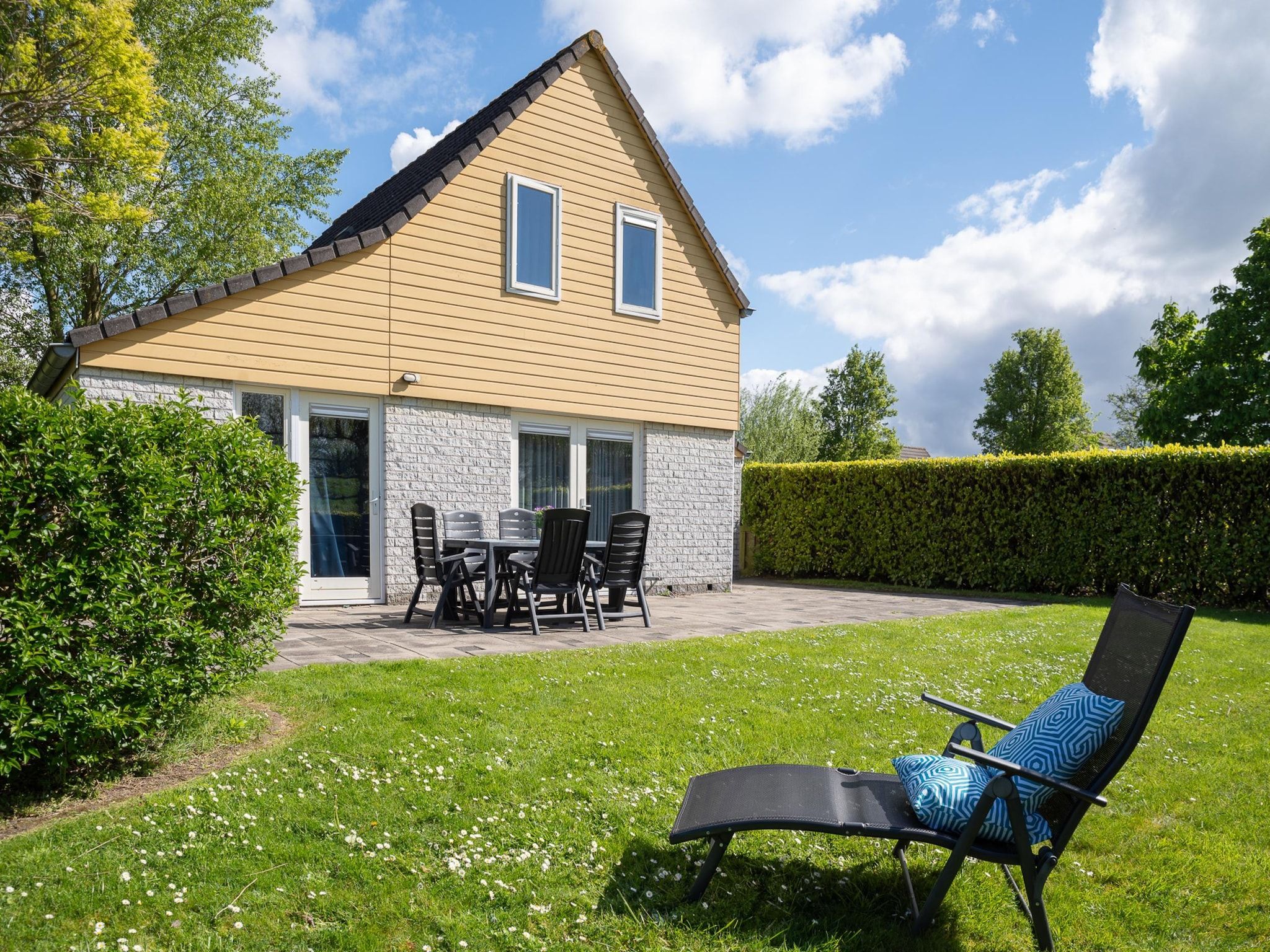 Het terras van Villapark De Oesterbaai 70 in Wemeldinge