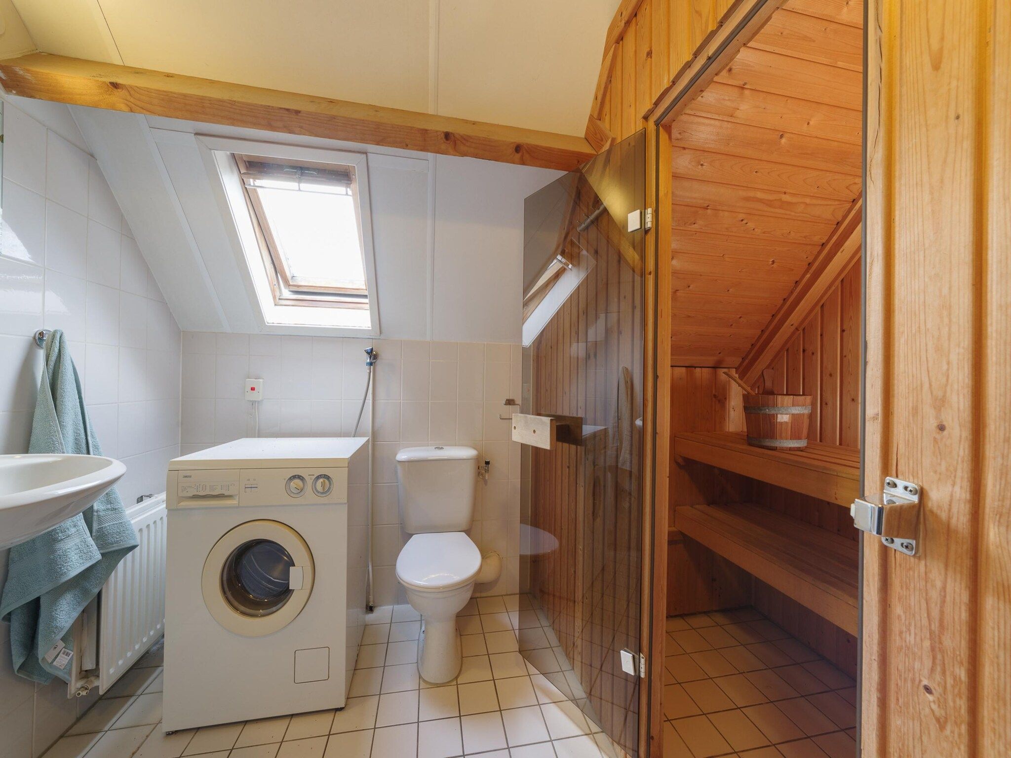 De badkamer van Villapark De Oesterbaai 70 in Wemeldinge