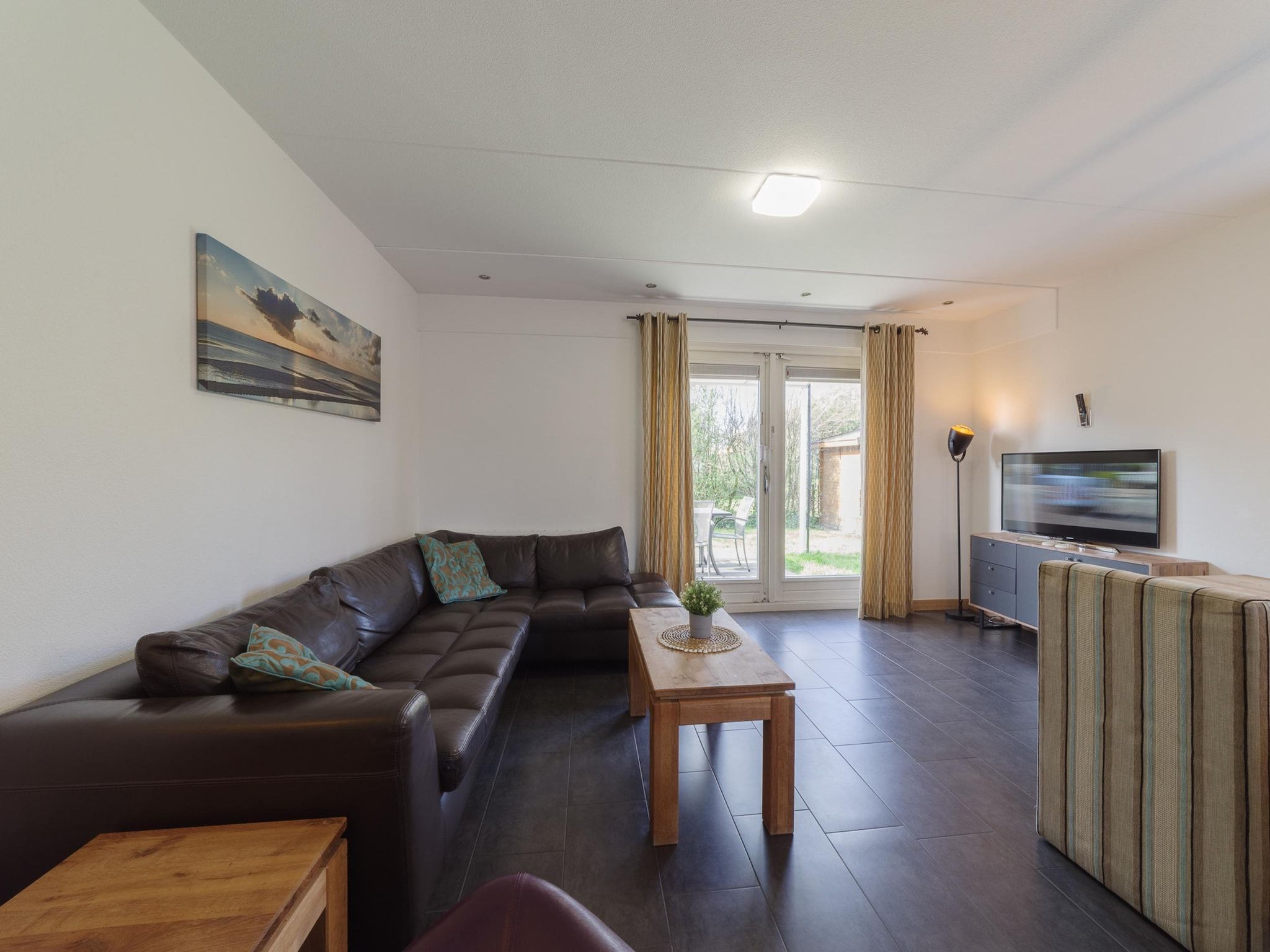 De woonkamer van Villapark De Oesterbaai 89 in Wemeldinge