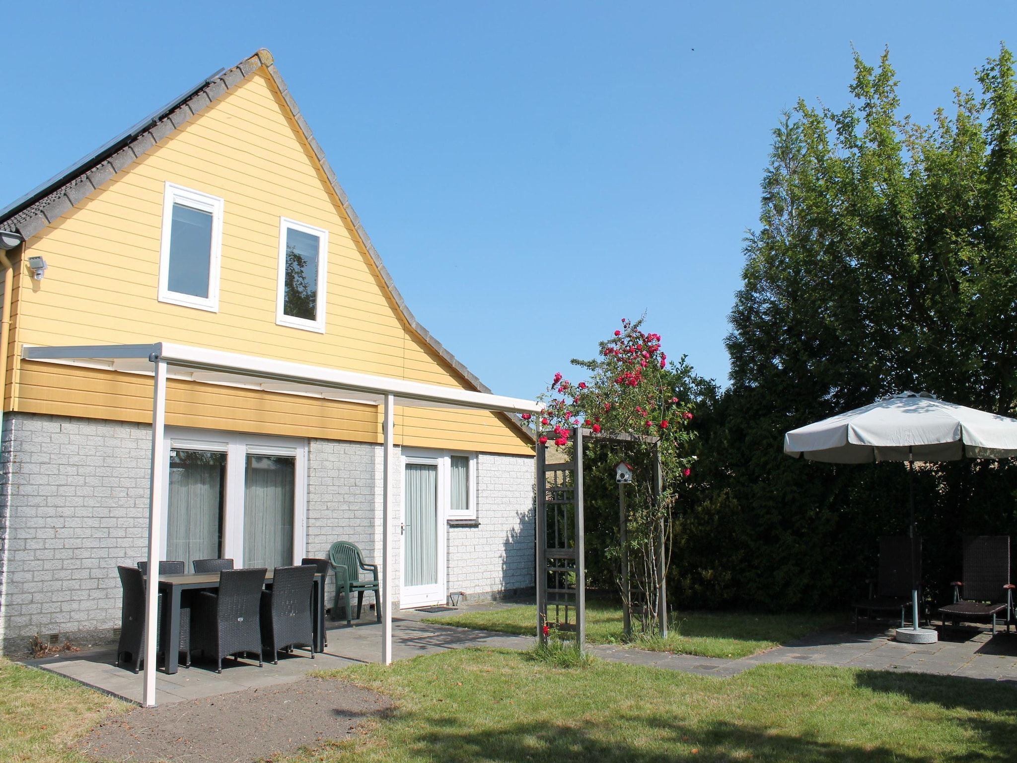 De tuin van Villapark De Oesterbaai 92 in Wemeldinge