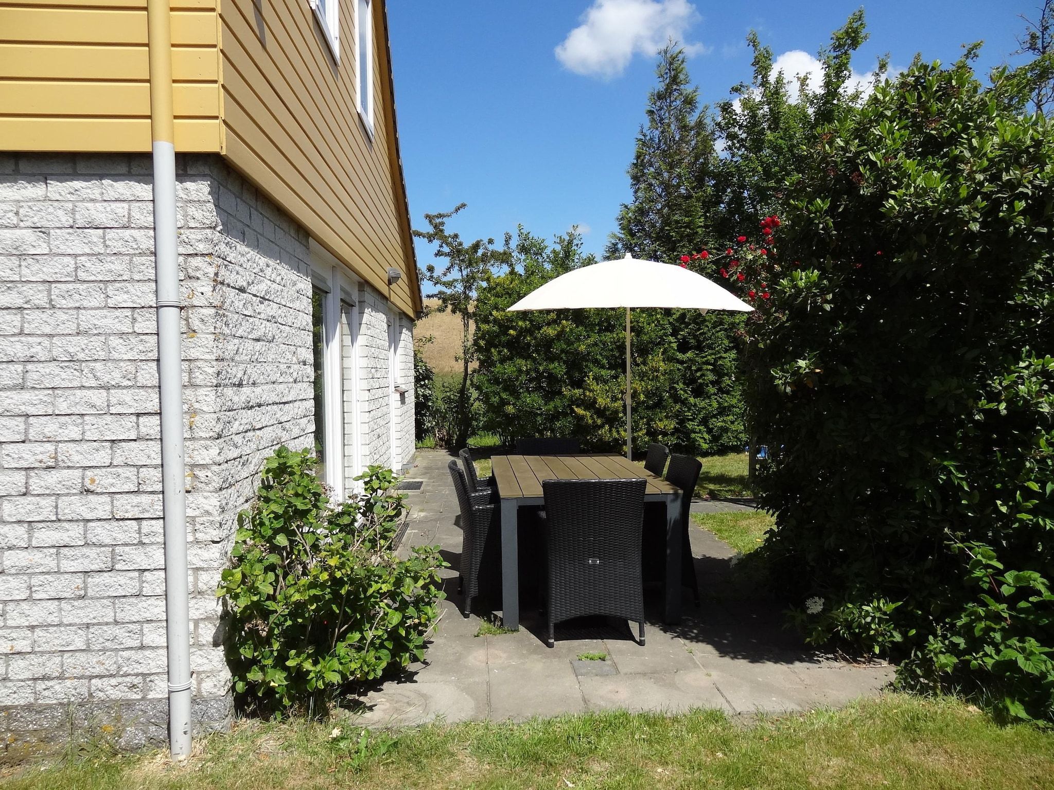 Het terras van Villapark De Oesterbaai 92 in Wemeldinge