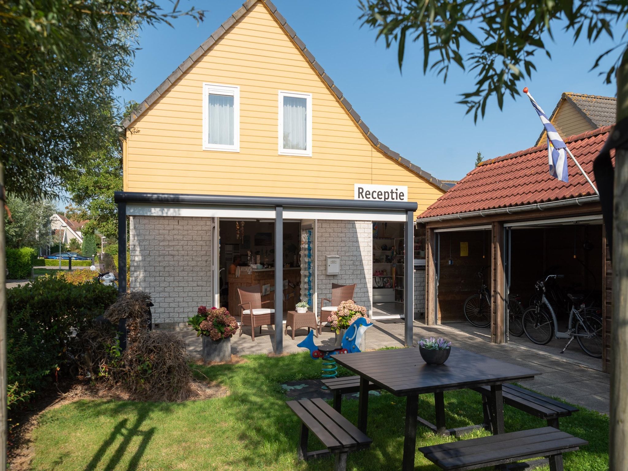 De tuin van Villapark De Oesterbaai 99 in Wemeldinge