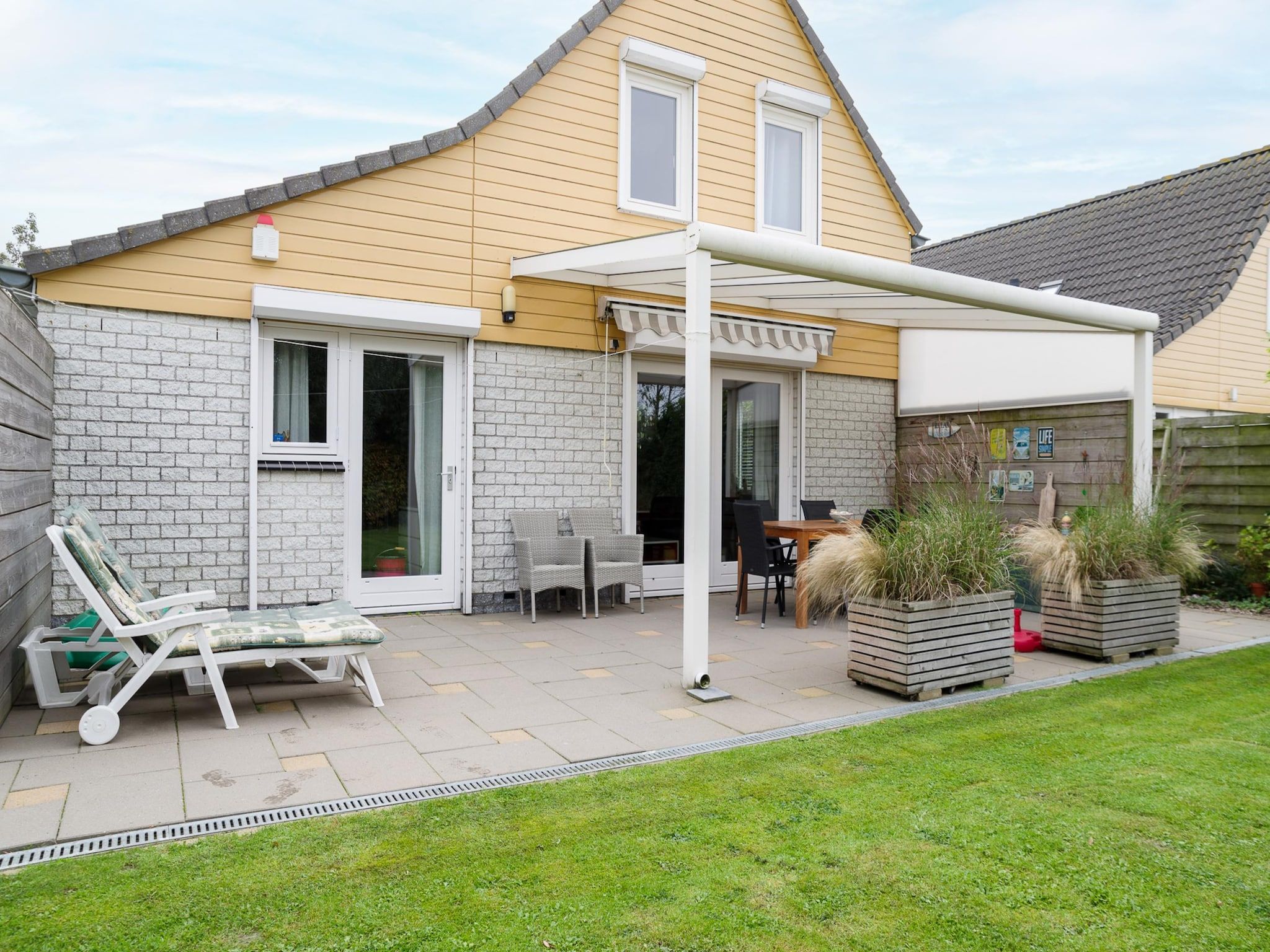 Het terras van Villapark De Oesterbaai 117 in Wemeldinge