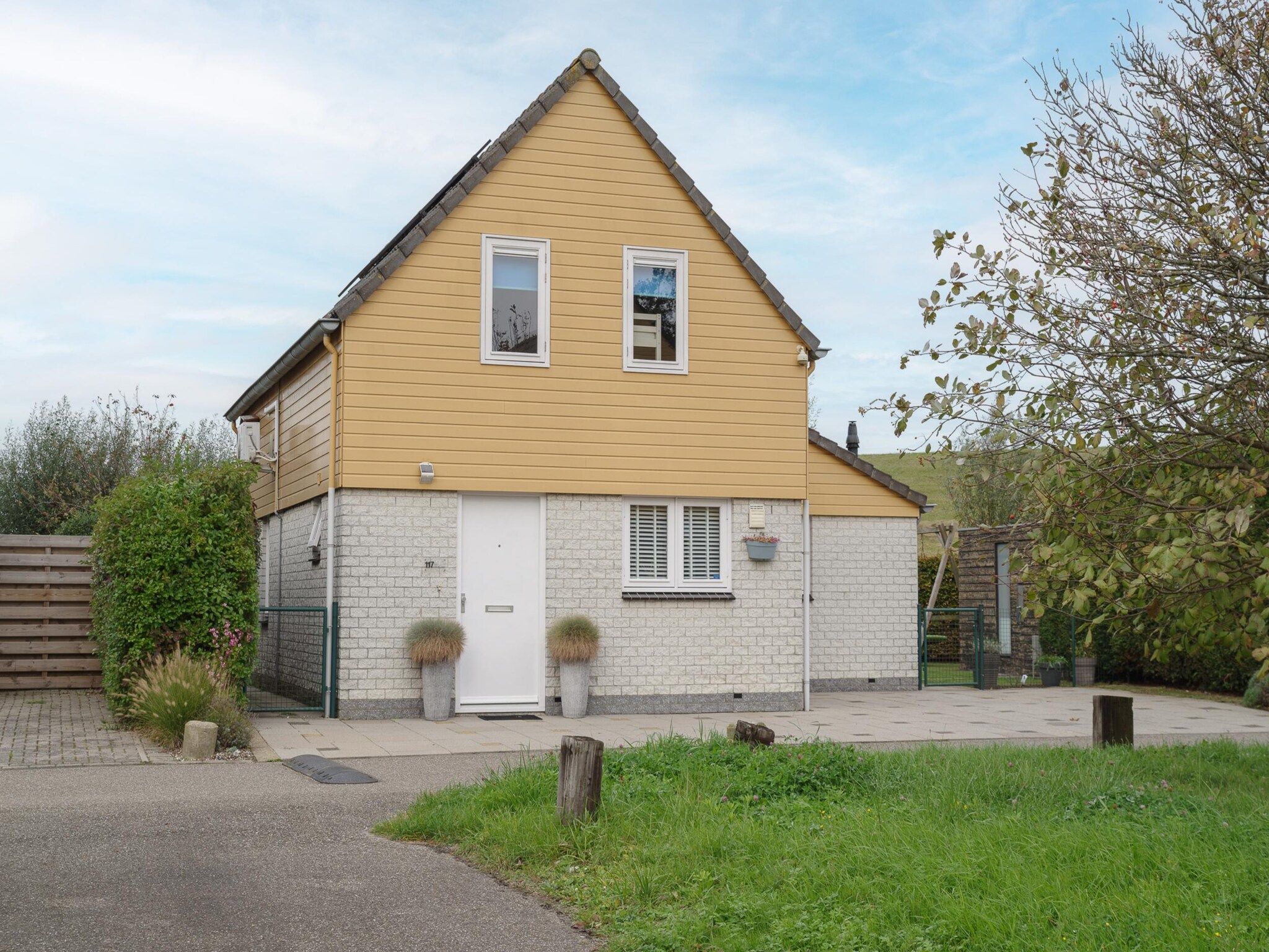 De buitenkant van Villapark De Oesterbaai 117 in Wemeldinge