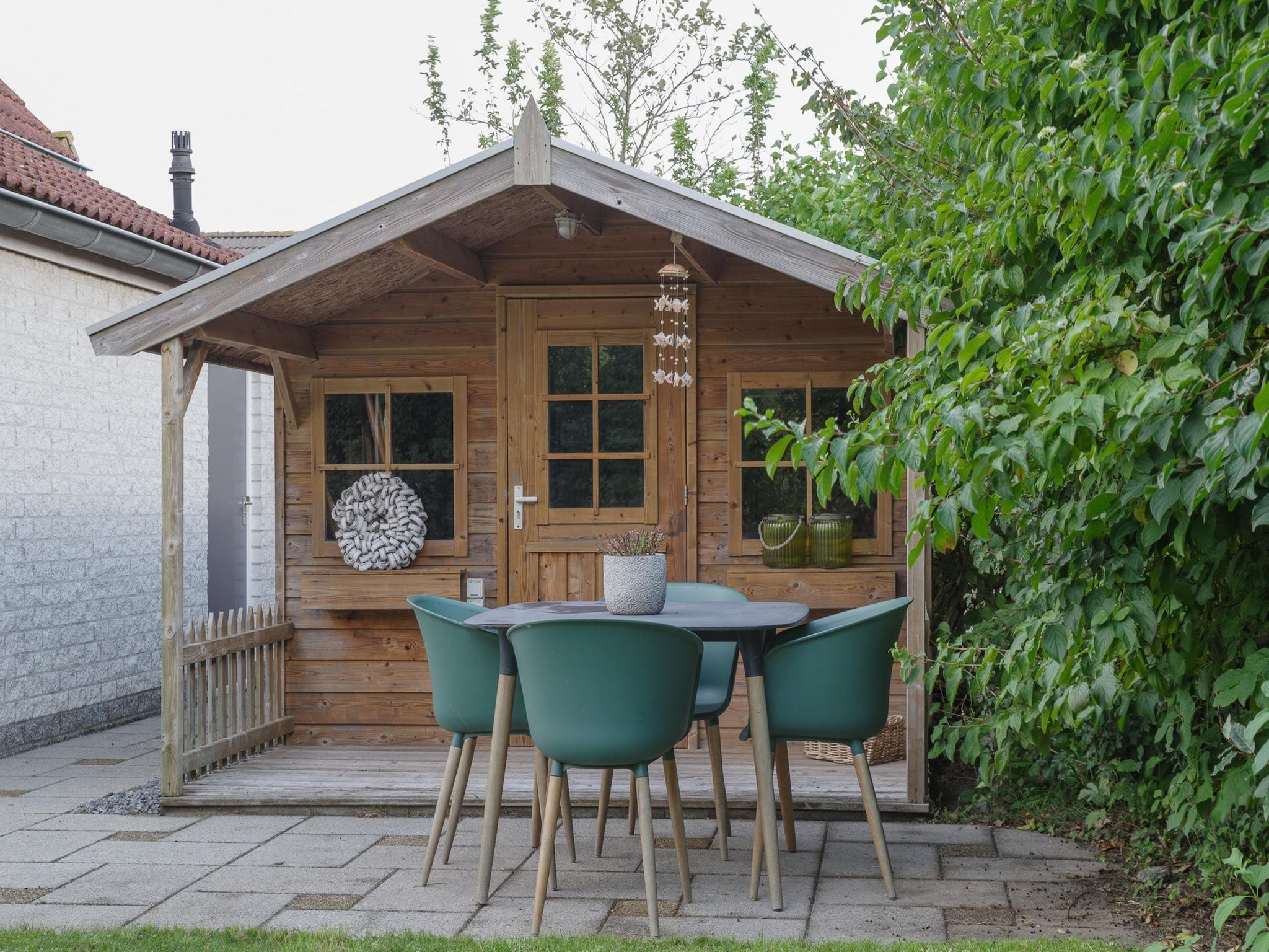 Het terras van Villapark De Oesterbaai 126 in Wemeldinge