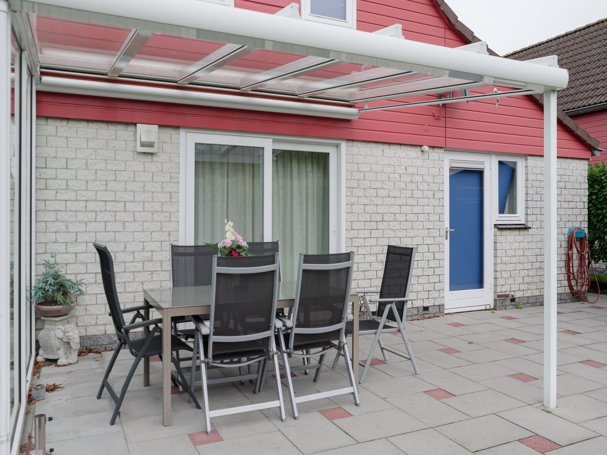 Het terras van Villapark De Oesterbaai 131 in Wemeldinge