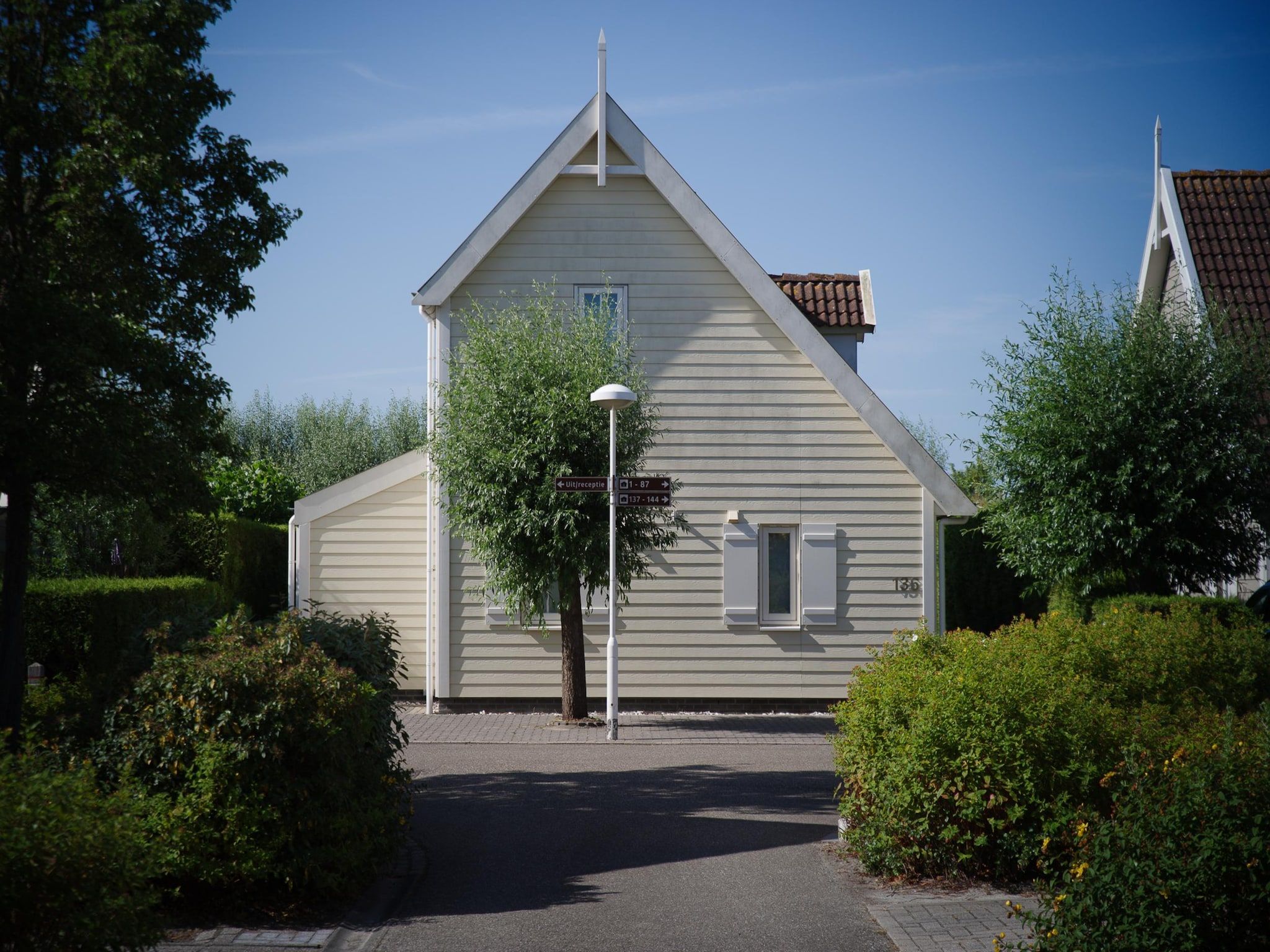 De buitenkant van Villapark De Oesterbaai 136 in Wemeldinge