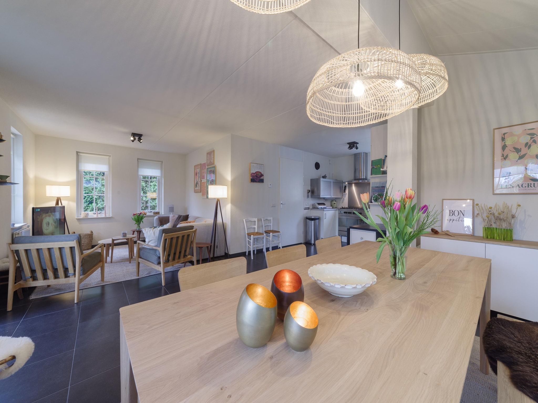 De eetkamer van Villapark De Oesterbaai 136 in Wemeldinge
