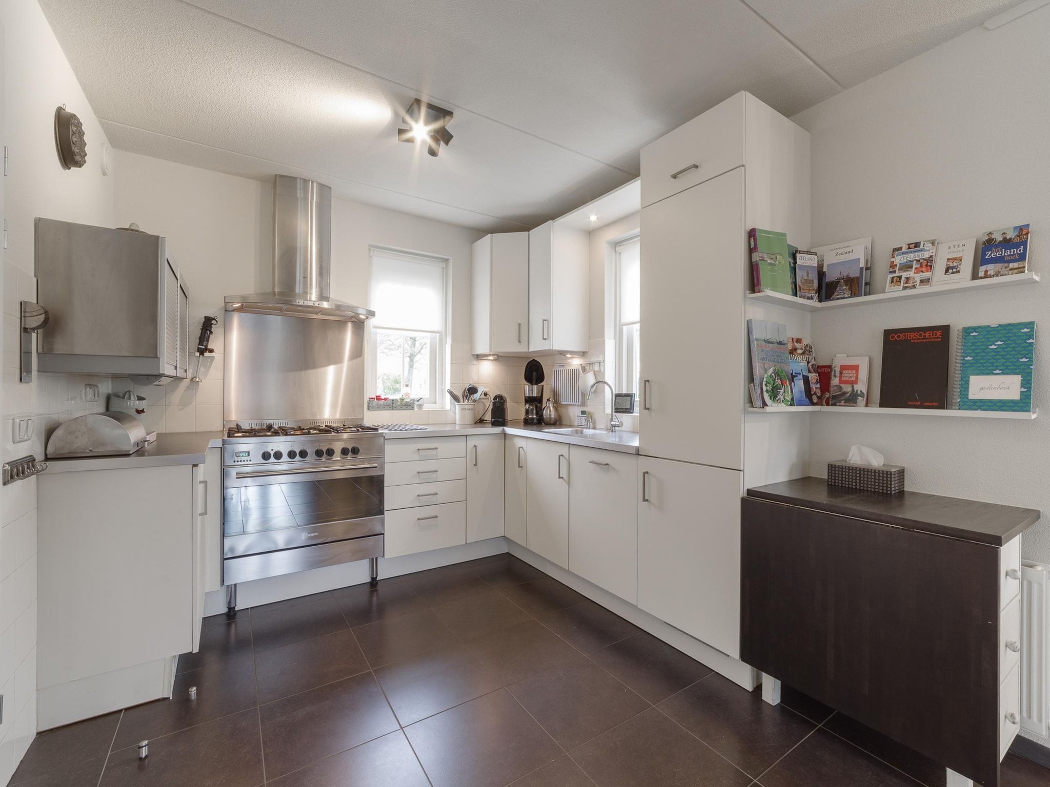 De keuken van Villapark De Oesterbaai 136 in Wemeldinge